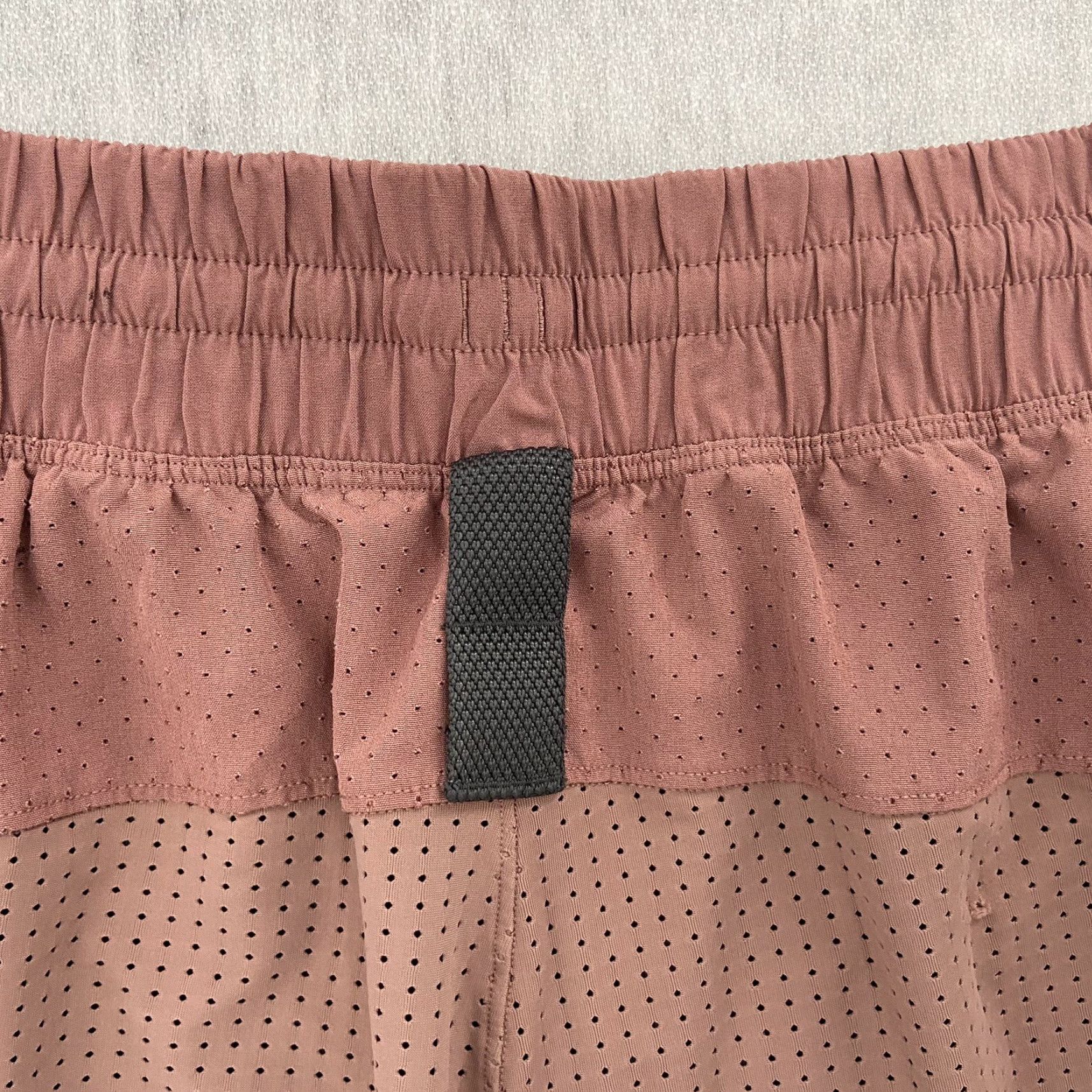 Lululemon Lululemon T.H.E. Short Shorts Mens S Twilight Rose Lined Pockets Activewear 8.5in Inseam Athletic Logo Hand Pocket S Men Size US 29 - 4 Thumbnail