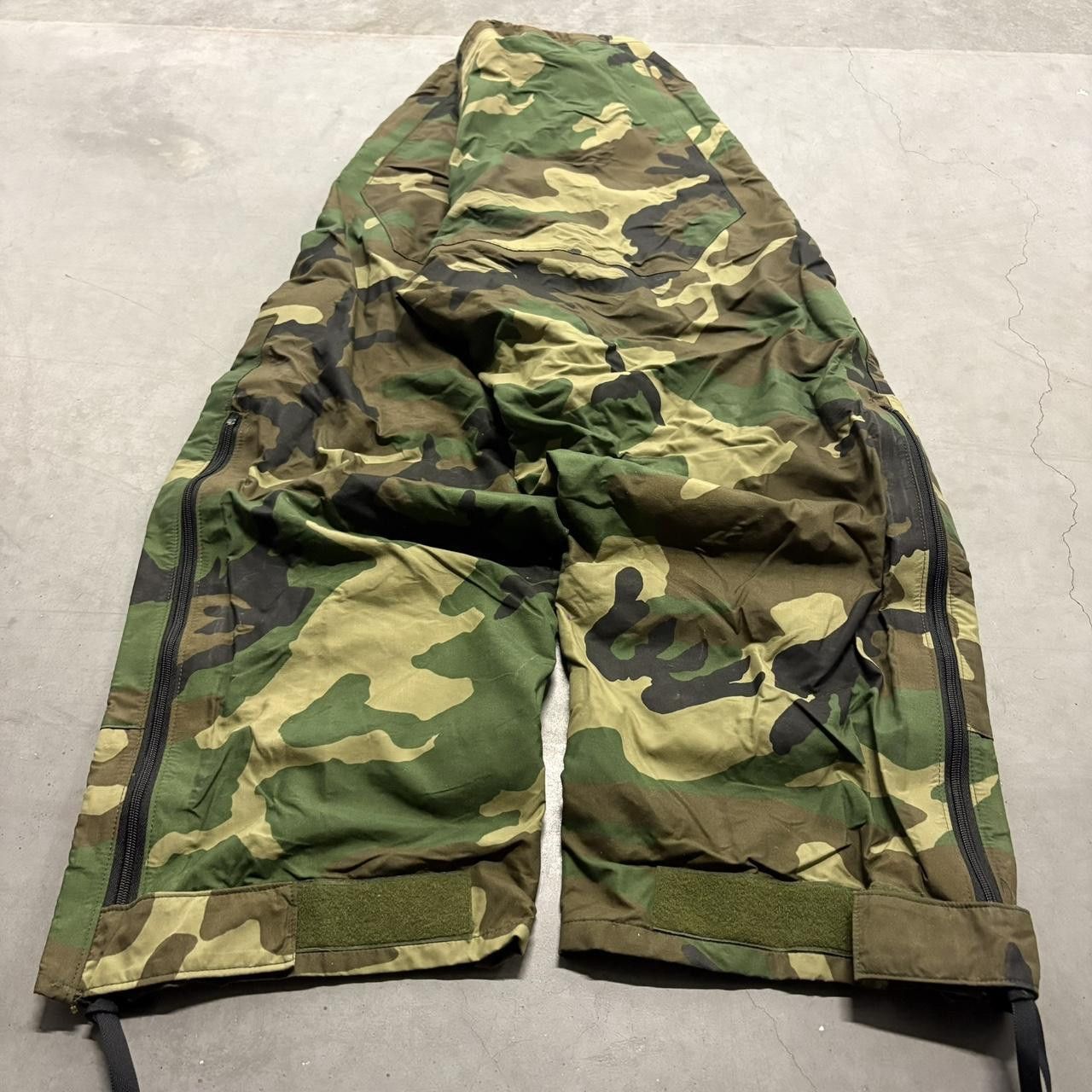 Vintage Crazy Vintage Y2K/2000s Super Baggy Camo Military style Slight Paint Splatter Track Pants! Size US 34 / EU 50 - 6 Thumbnail