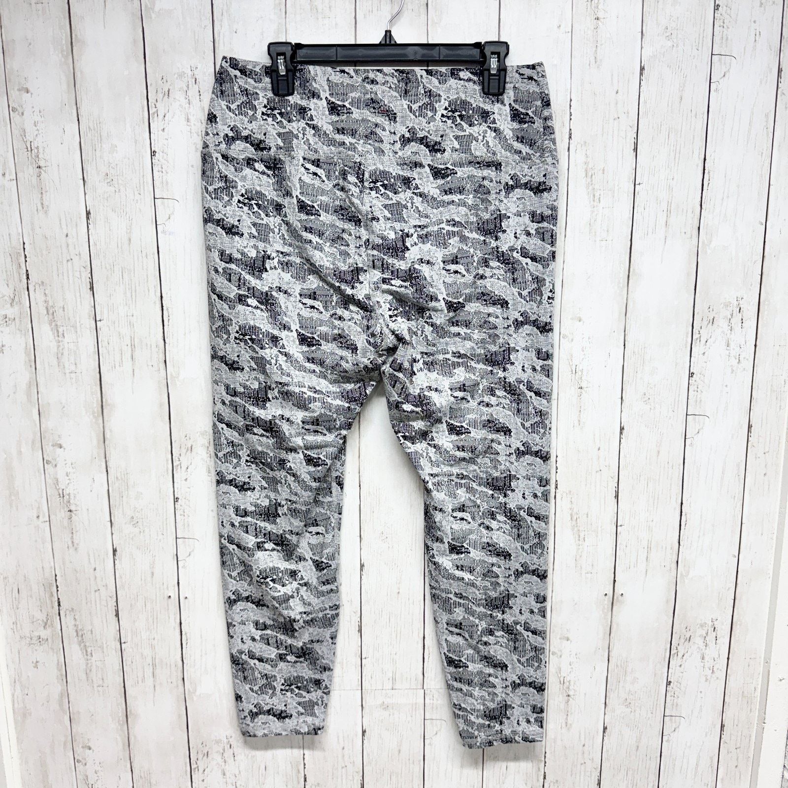 Spyder Spyder Active Pants XL Camo Biker Pixel Ankle Crop Leggings Size 31" - 6 Thumbnail