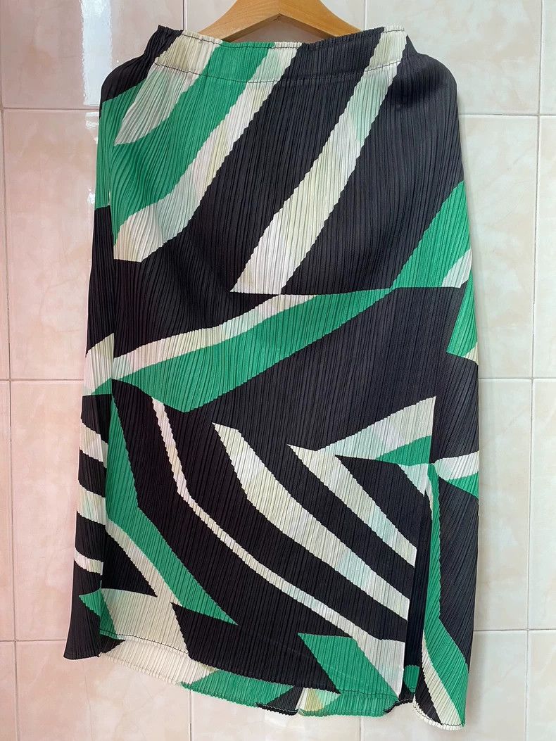 Issey Miyake Issey Miyake size:3 Black and green pleated skirt Size 31" - 2 Thumbnail