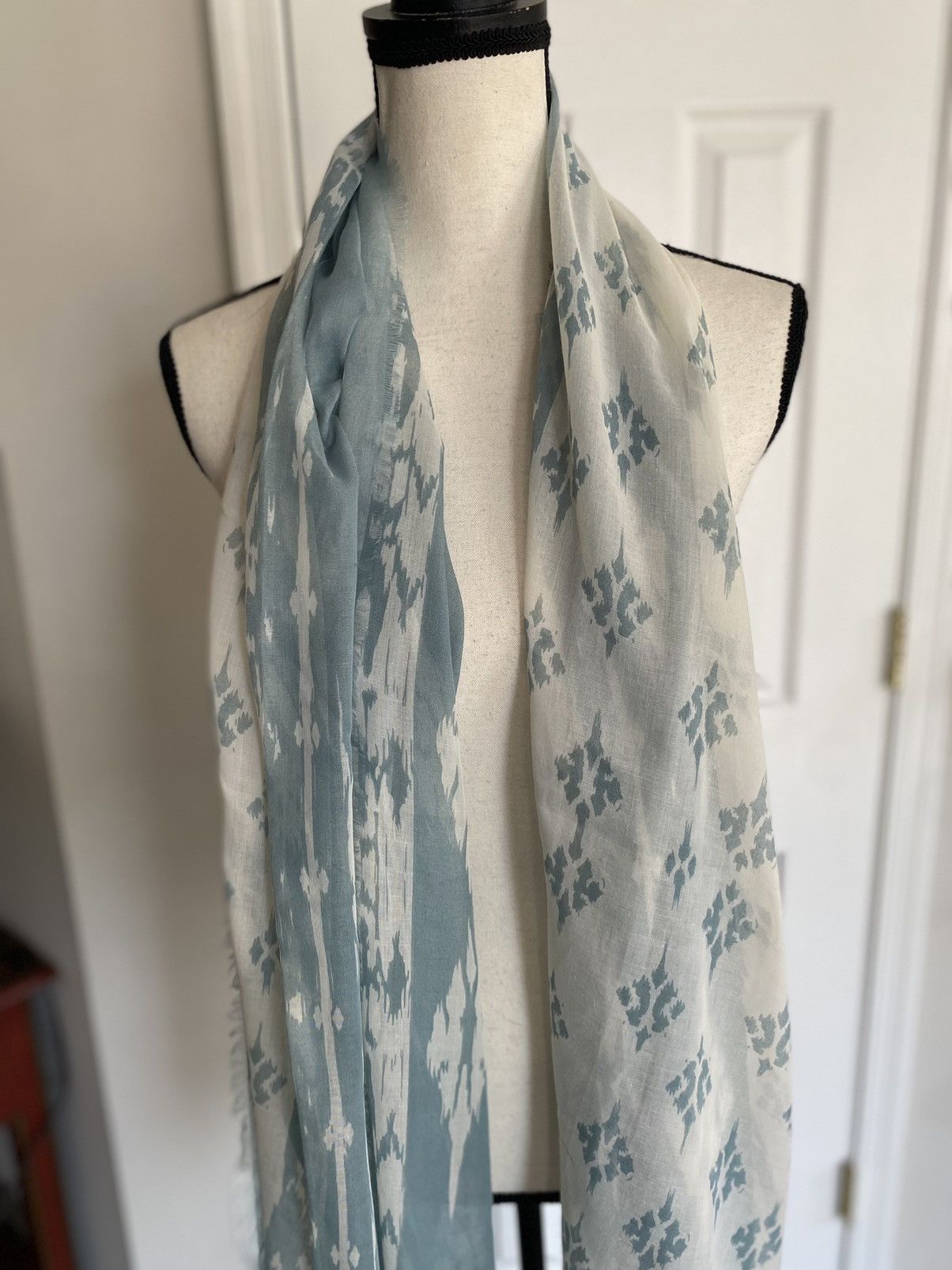 H&M H&M VERSATILE PRINTED SCARF WITH FRAYED ENDS Size ONE SIZE - 9 Thumbnail