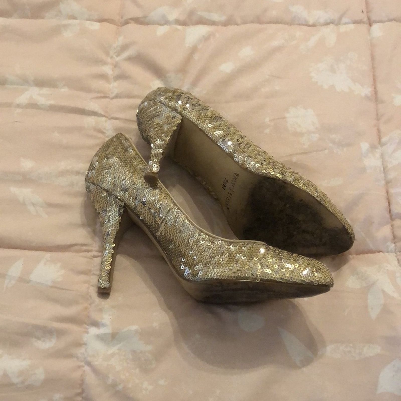 White House Black Market WHBM • Gold Sequined High Heels • Size 7.5M Size US 7.5 / IT 37.5 - 3 Thumbnail