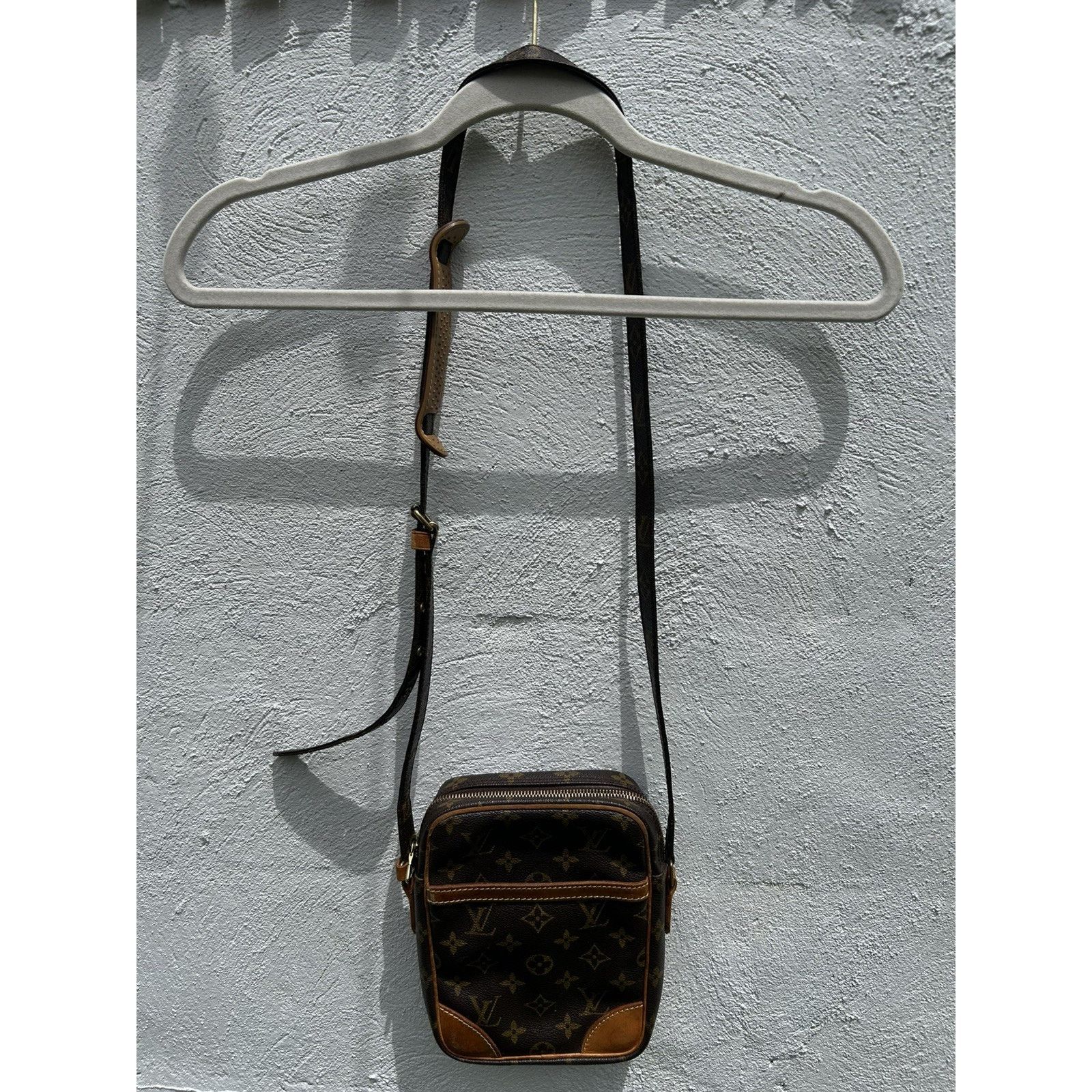 Louis Vuitton Authentic LOUIS VUITTON LV Monogram Leather DANUBE Crossbody Size ONE SIZE - 4 Thumbnail