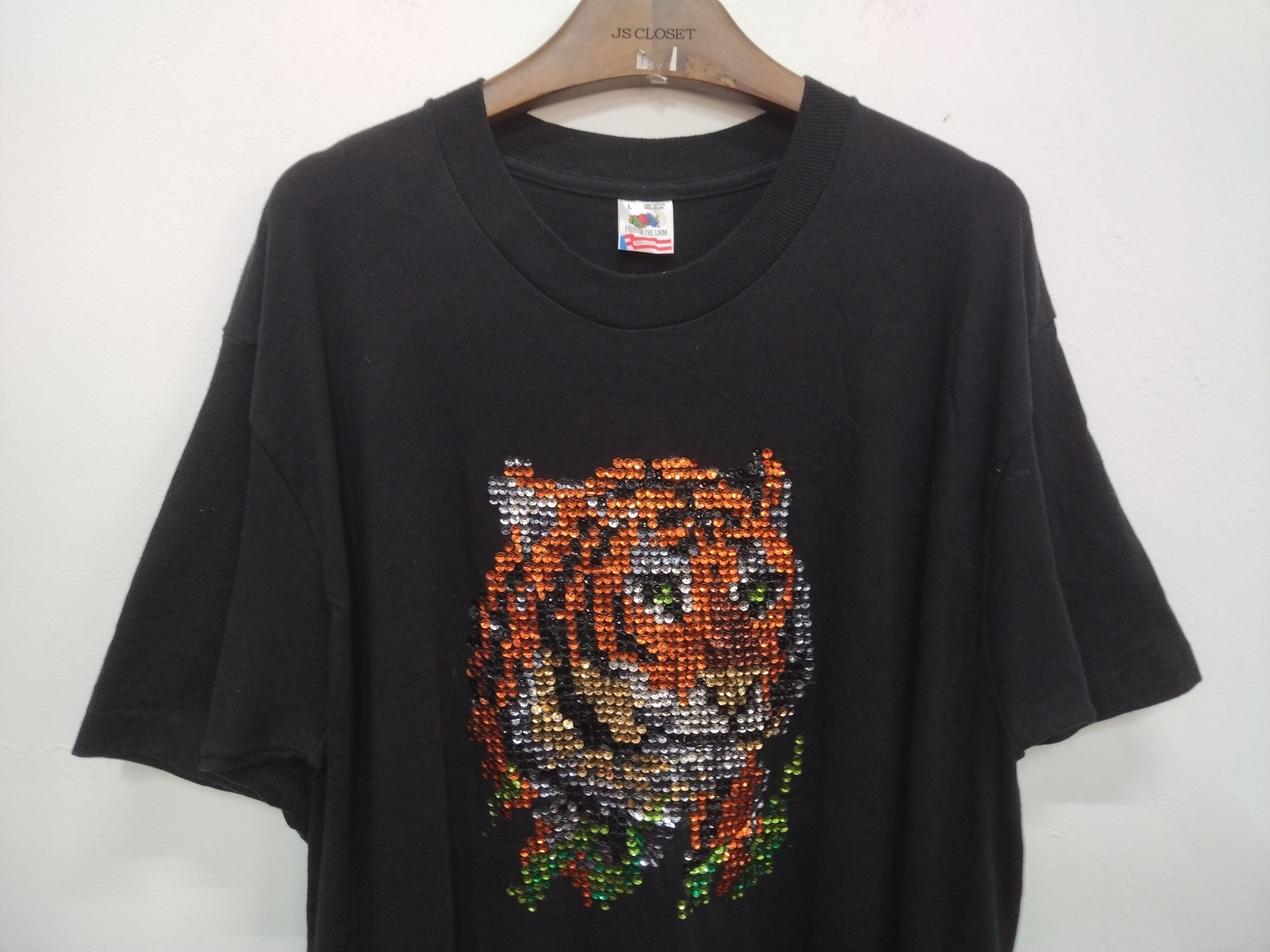 Fruit Of The Loom Vtg tiger sequins Fruits Of the Loom T like new gently used Size US L / EU 52-54 / 3 - 5 Thumbnail