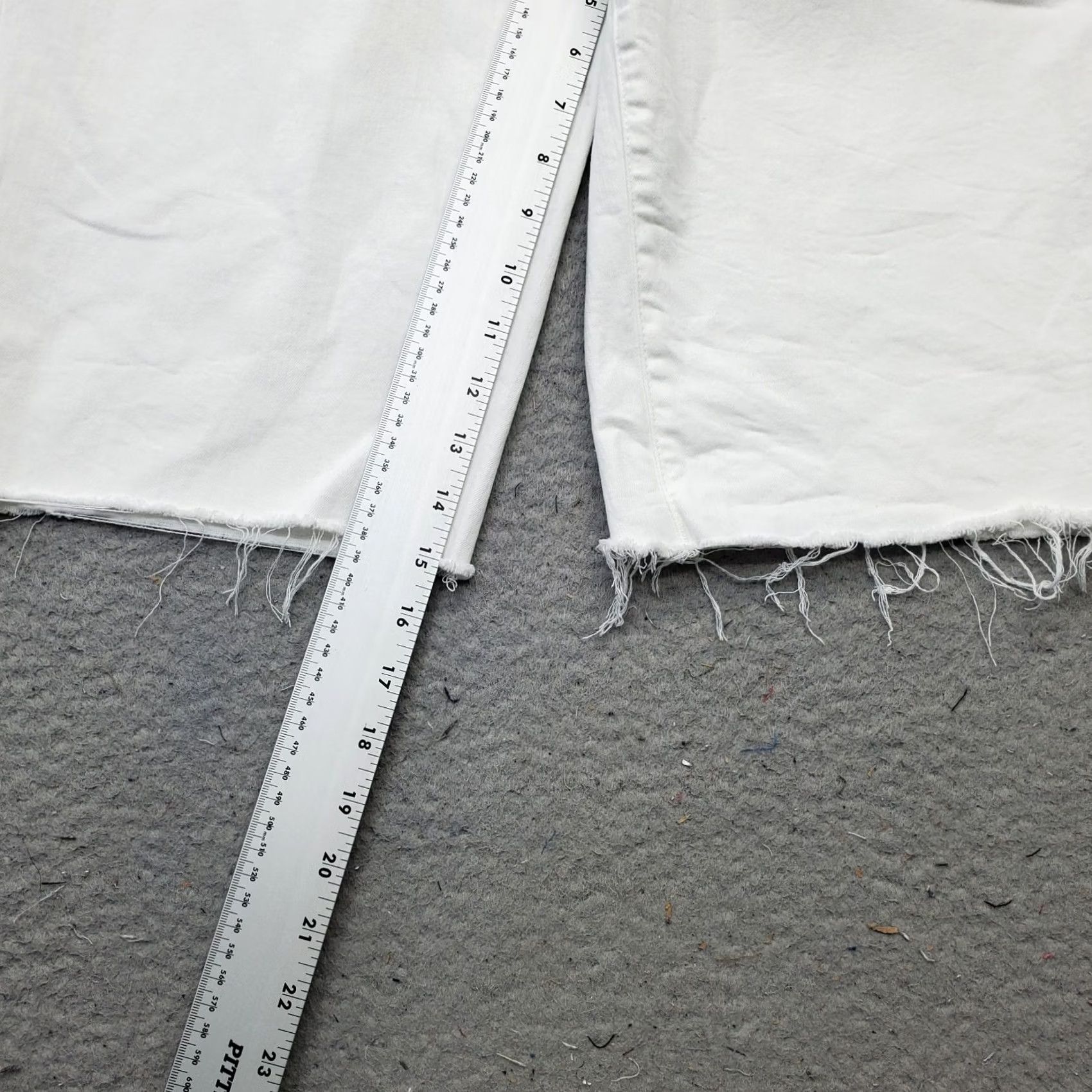 NYDJ NYDJ Chino Shorts Womens 10 White Denim Regular 5-Pocket Design Frayed Hem Size 32" / US 10 / IT 46 - 4 Thumbnail