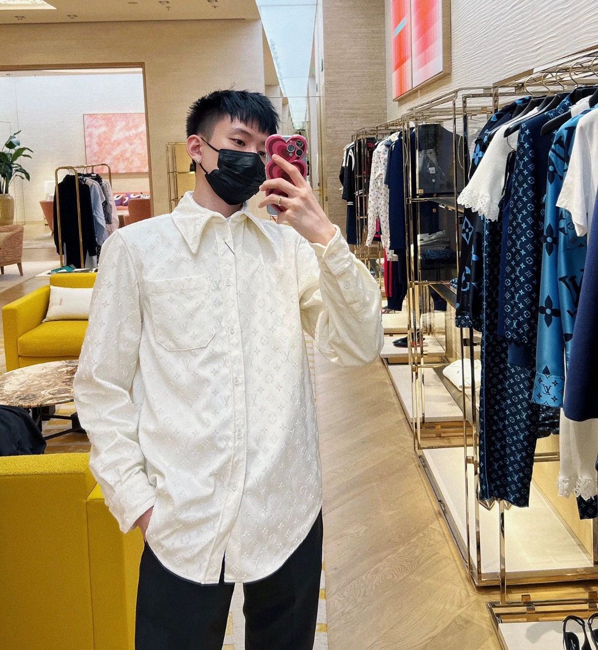 Louis Vuitton stylish white logo shirt in size large Size US L / EU 52-54 / 3 - 7 Thumbnail