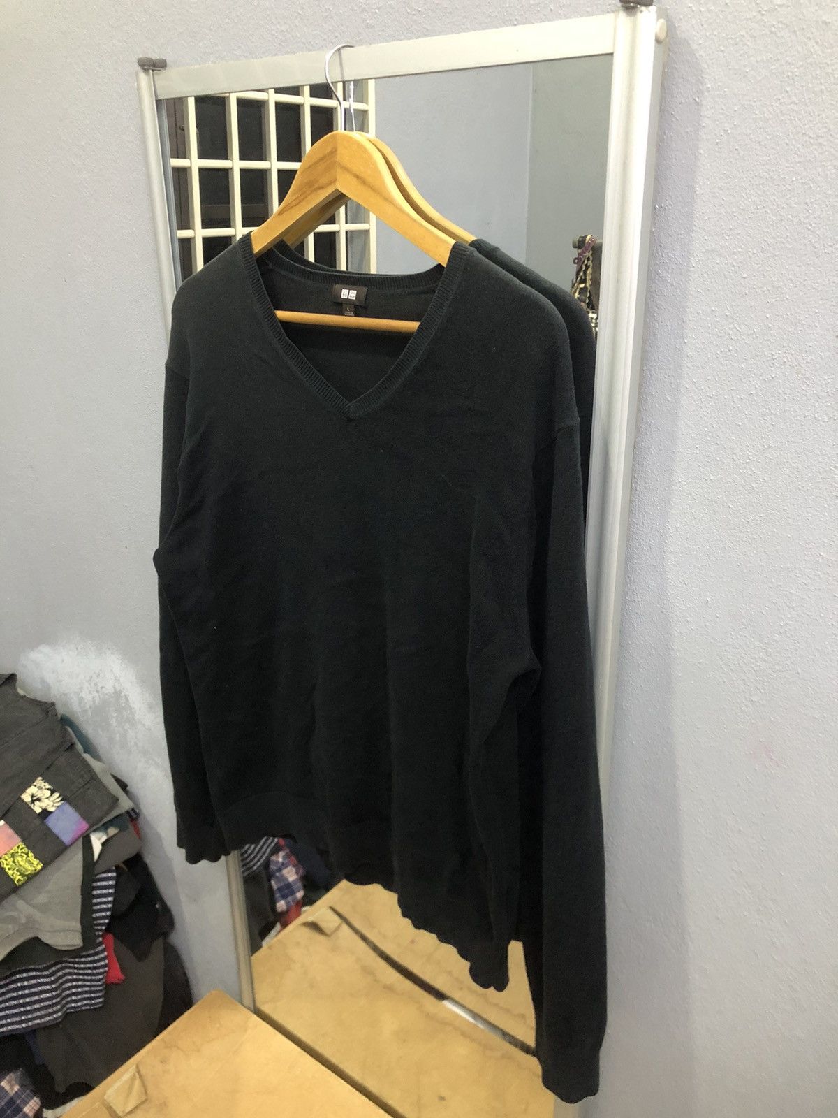 Uniqlo Uniqlo Black V-Neck Knit Pullover Sweater Size US L / EU 52-54 / 3 - 2 Thumbnail