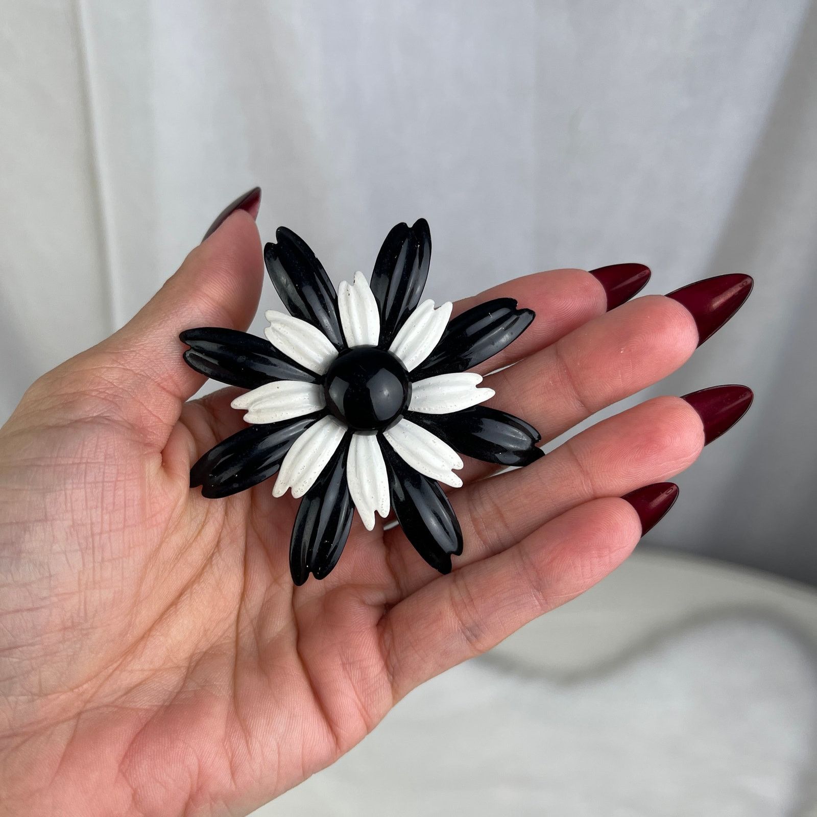 Vintage VTG 1960’s Black White Daisy Flower Brooch Pin Metal Enamel Size ONE SIZE - 19 Thumbnail