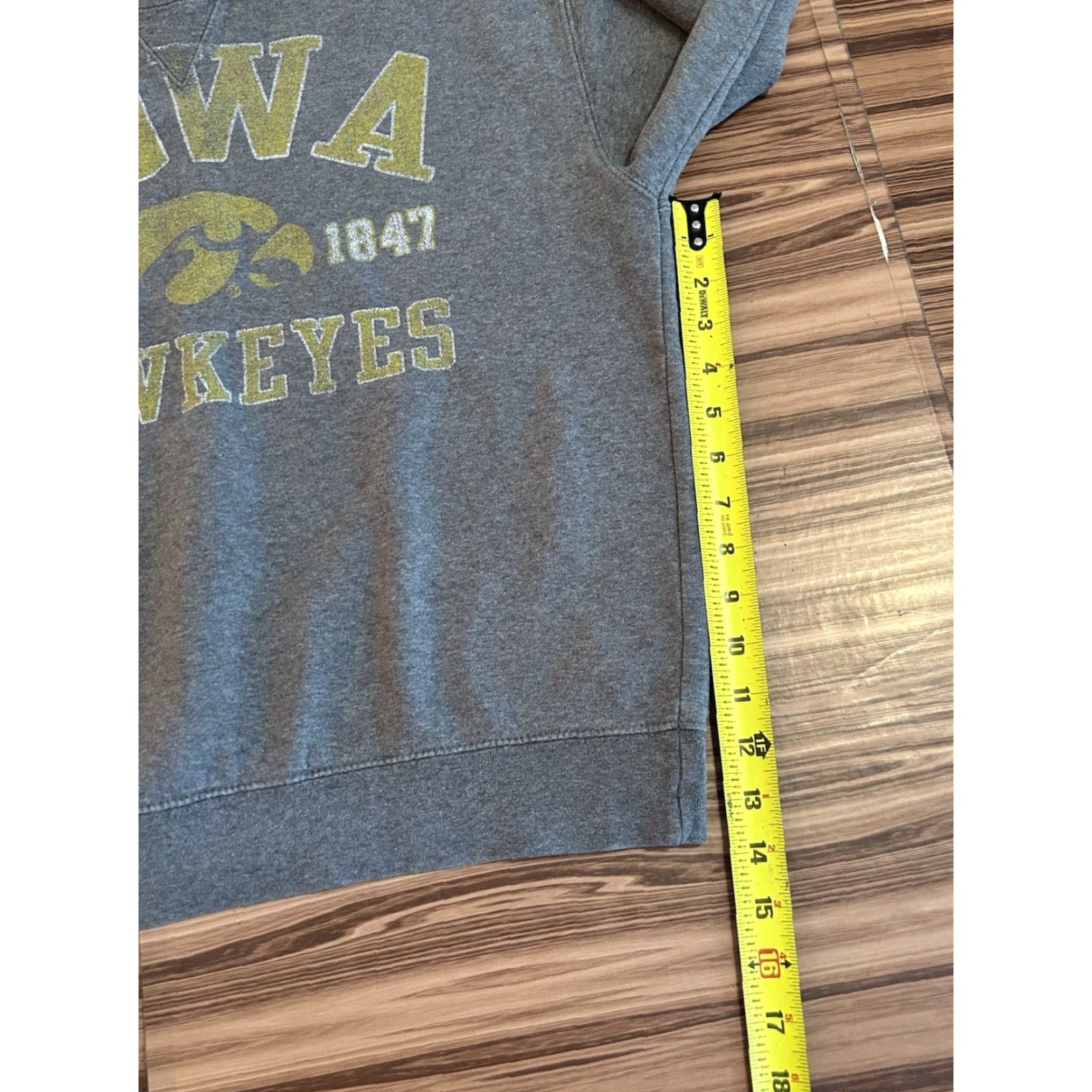 Vintage Iowa Hawkeyes Sweatshirt Gray Long Sleeve Pullover Crew Neck sz Small Mens Regular 90s College University Colosseum Athletics Size US S / EU 44-46 / 1 - 3 Thumbnail