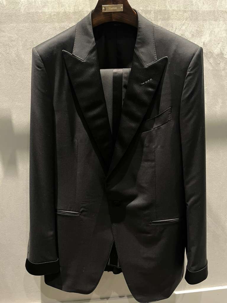 oc11z1225 Tuxedo Suit in Black