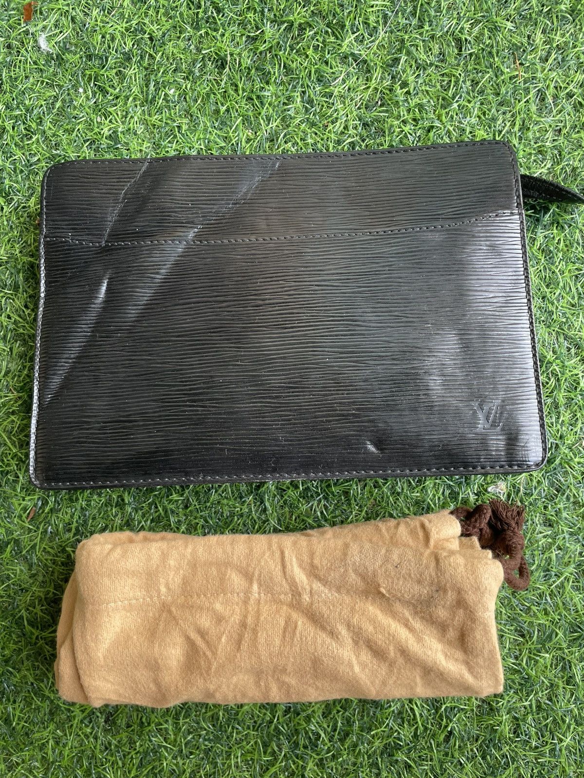 Louis Vuitton Authentic Louis Vuitton Black Epi Leather Clutch Bag Size ONE SIZE - 1 Thumbnail