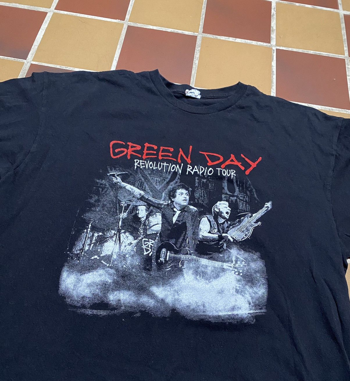 Band Tees × Vintage Rare Vintage Green Day Revolution Radio Tour Shirt Size US XXL / EU 58 / 5 - 1 Thumbnail