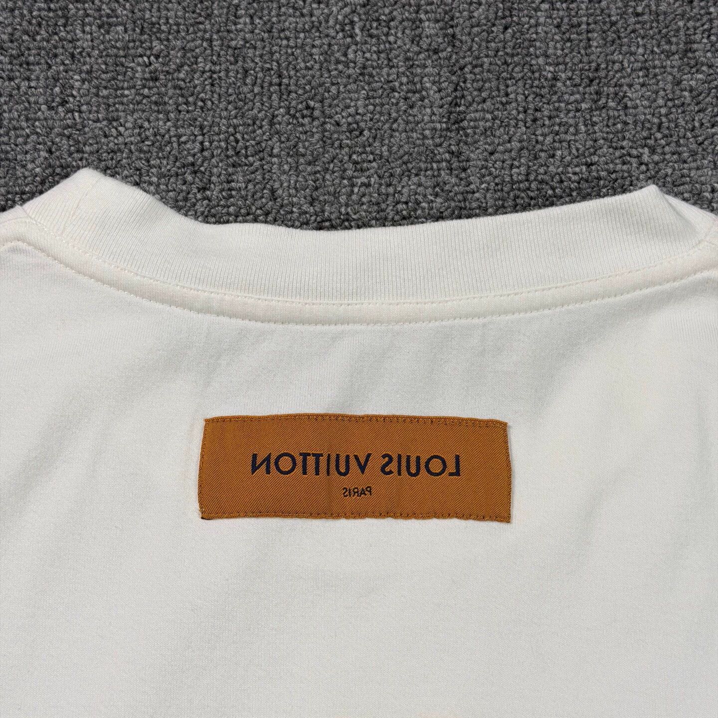 Louis Vuitton LV White Embossed Logo Short Tee M LN Size US M / EU 48-50 / 2 - 8 Thumbnail