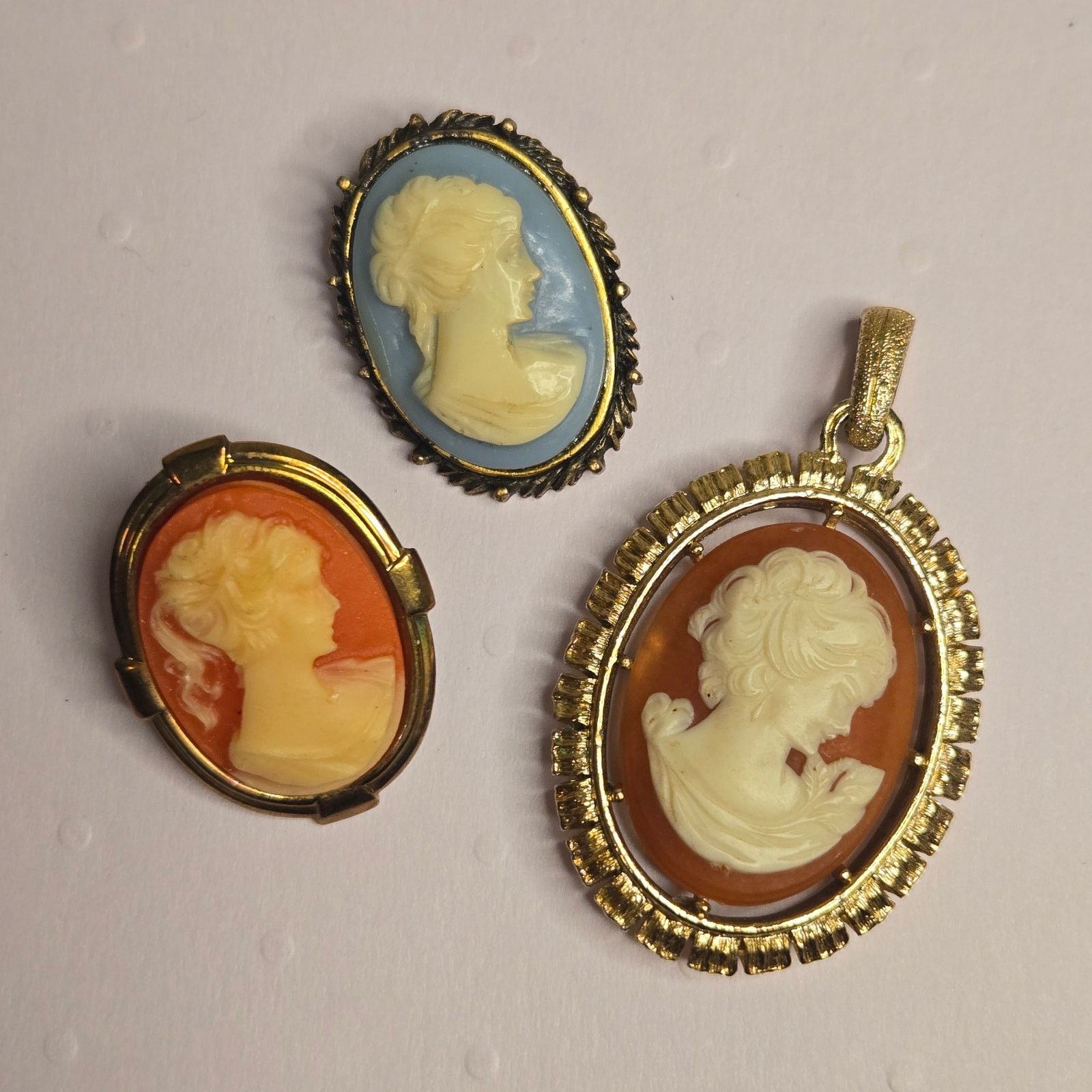 Vintage Vintage Cameo Brooch Pendant Ornate Gold Tone Frame Estate Size ONE SIZE - 1 Thumbnail