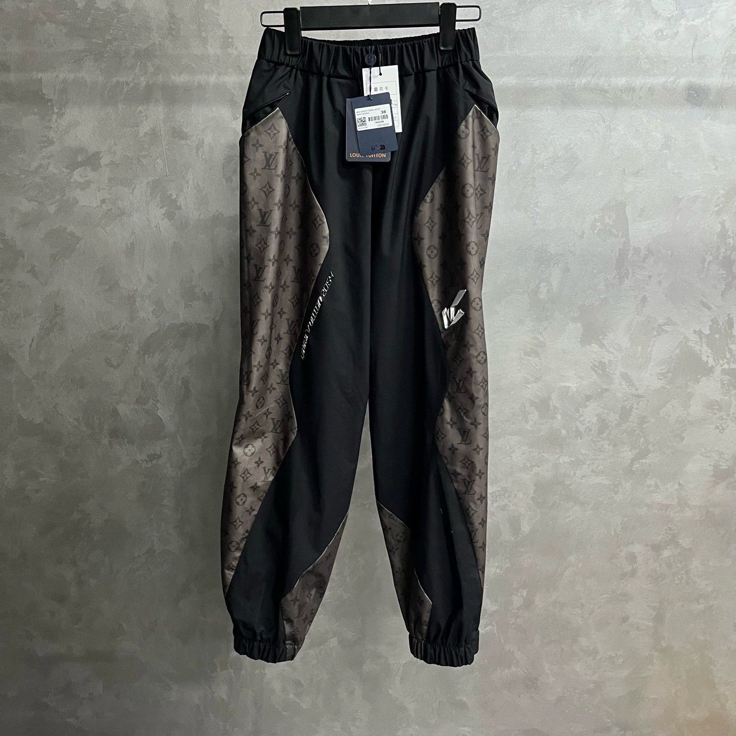 Louis Vuitton louis vuitton black logo print athletic pants Size US 38 / EU 54 - 1 Thumbnail