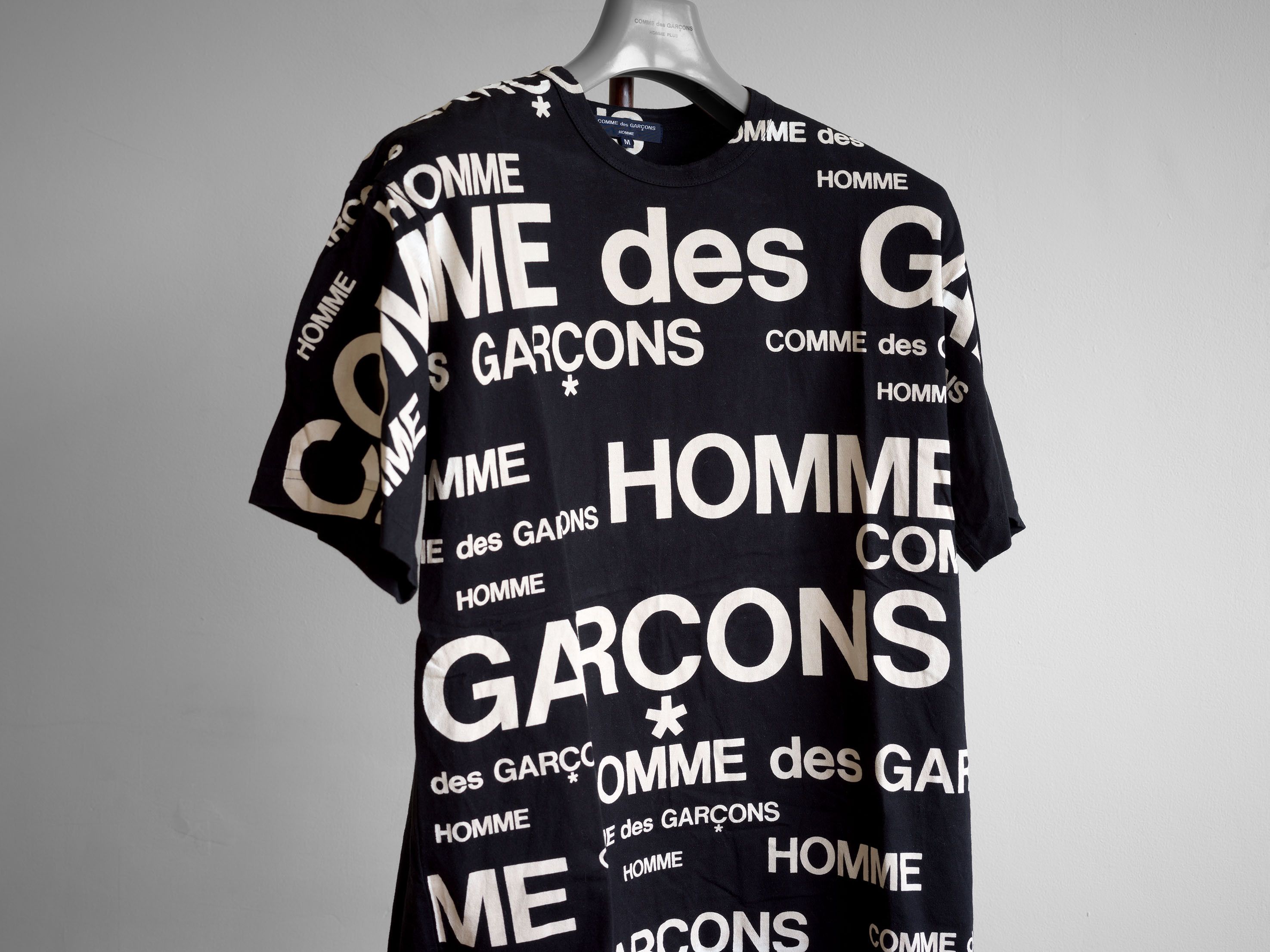 トップス 2007AW COMME des GARCONS SHIRT SS2007 COMME des GARÇONS HOMME LOGO PRINTS T-SHIRT