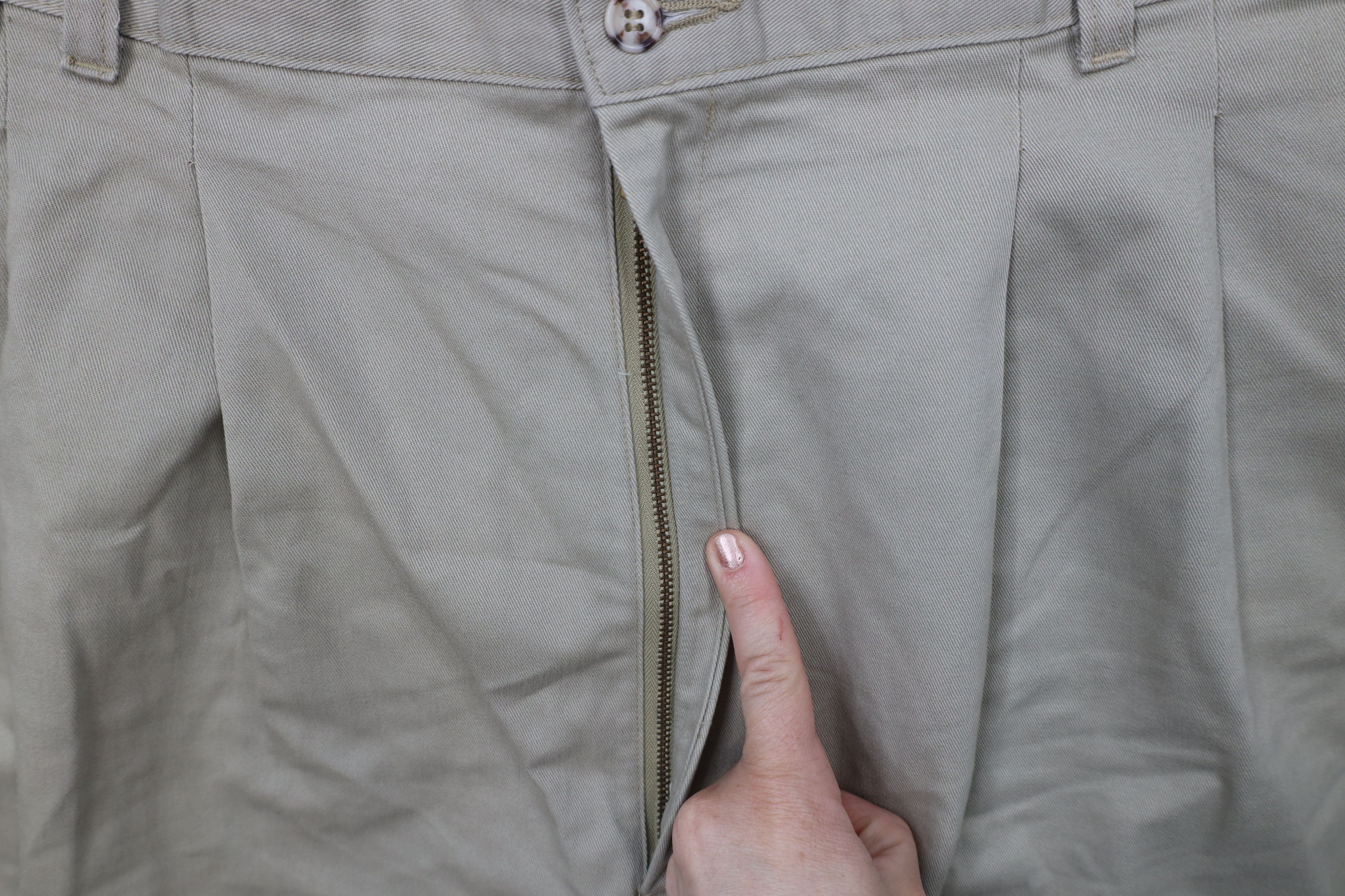 Vintage Vintage 90s Streetwear Pleated Chino Shorts Beige Cotton Size US 44 / EU 60 - 5 Thumbnail