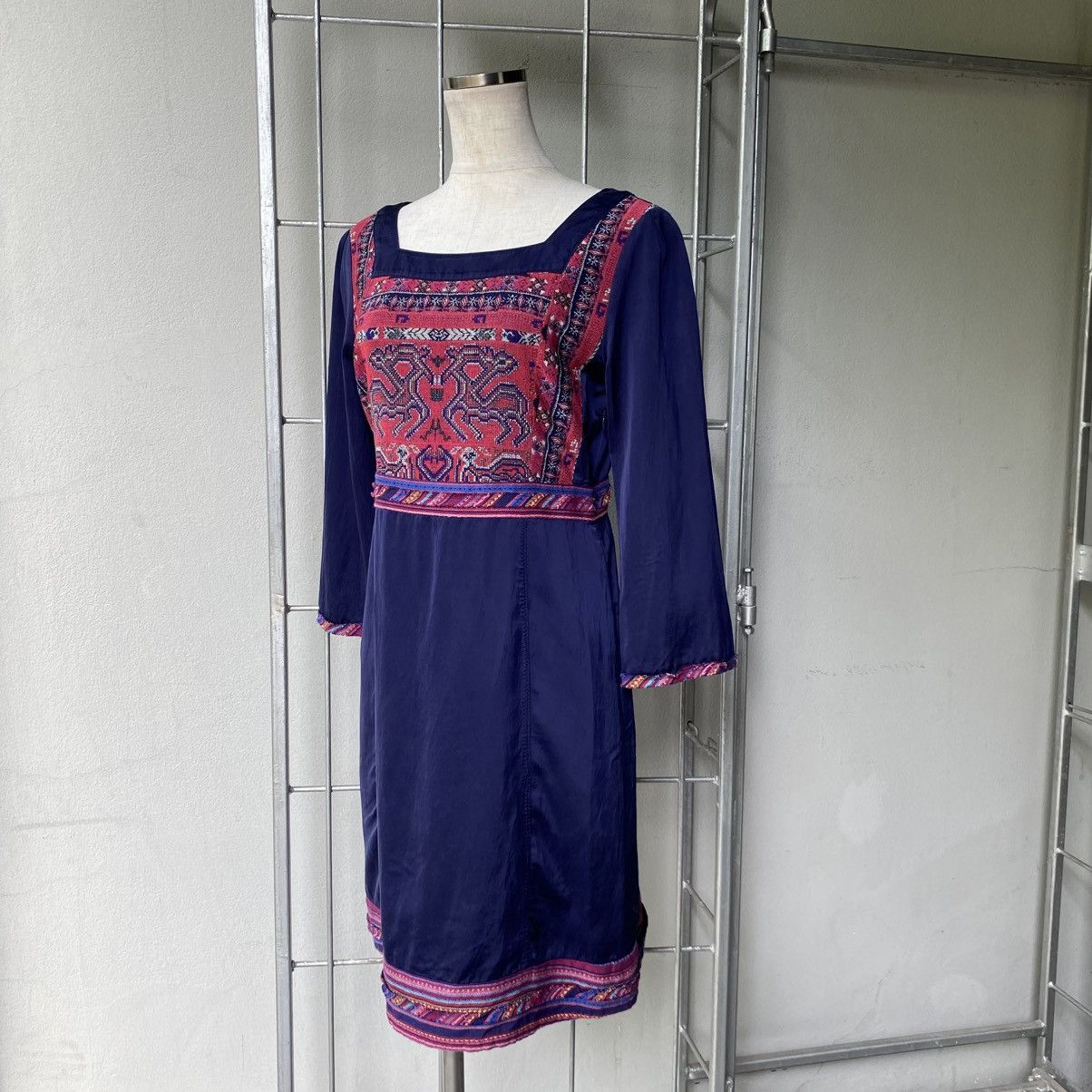 Vivienne Tam VIVIENNE TAM Navy Blue Dress with Pink Embroidered Details Size XS / US 0-2 / IT 36-38 - 19 Thumbnail