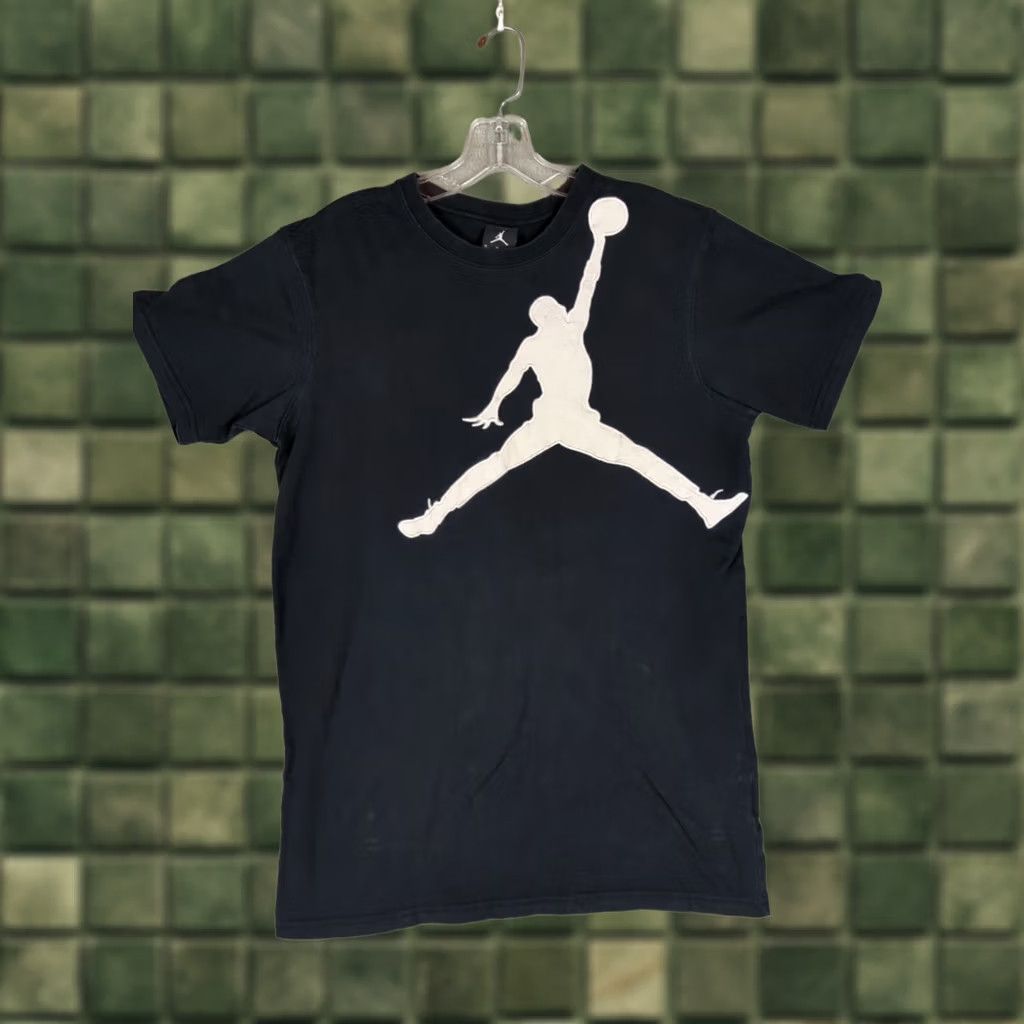 Nike VINTAGE Nike Jordan Jump Shirt Embroidered Logo Size M Black Mens T-Shirt Size US M / EU 48-50 / 2 - 1 Thumbnail