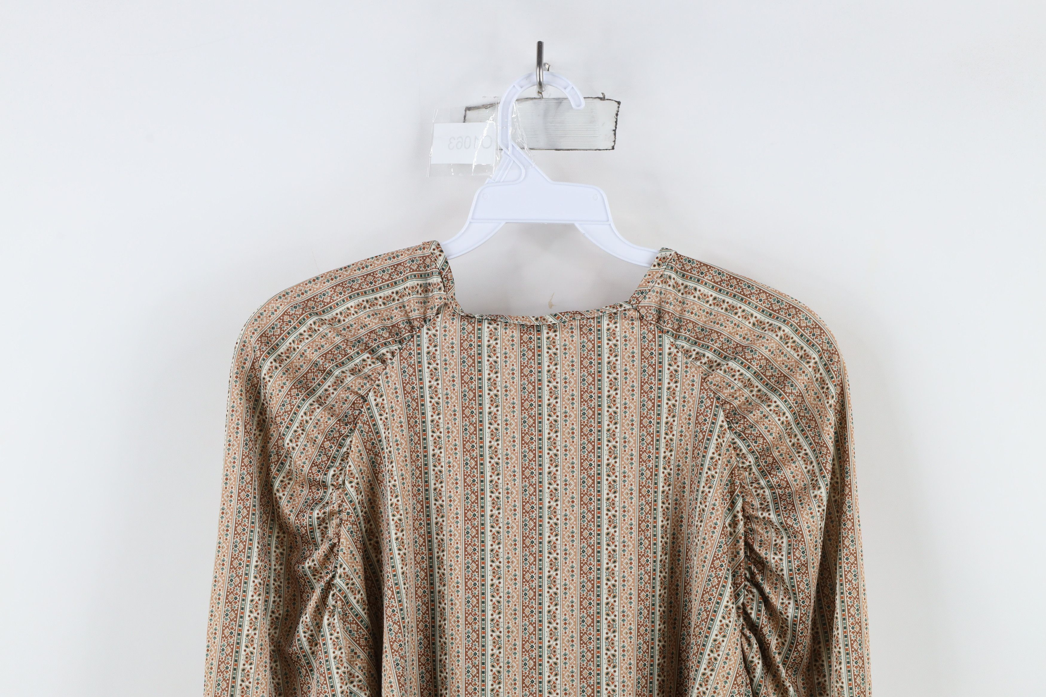 Vintage Vintage 70s Streetwear Rainbow Paisley Flower Knit Shirt Top Size L / US 10 / IT 46 - 11 Thumbnail
