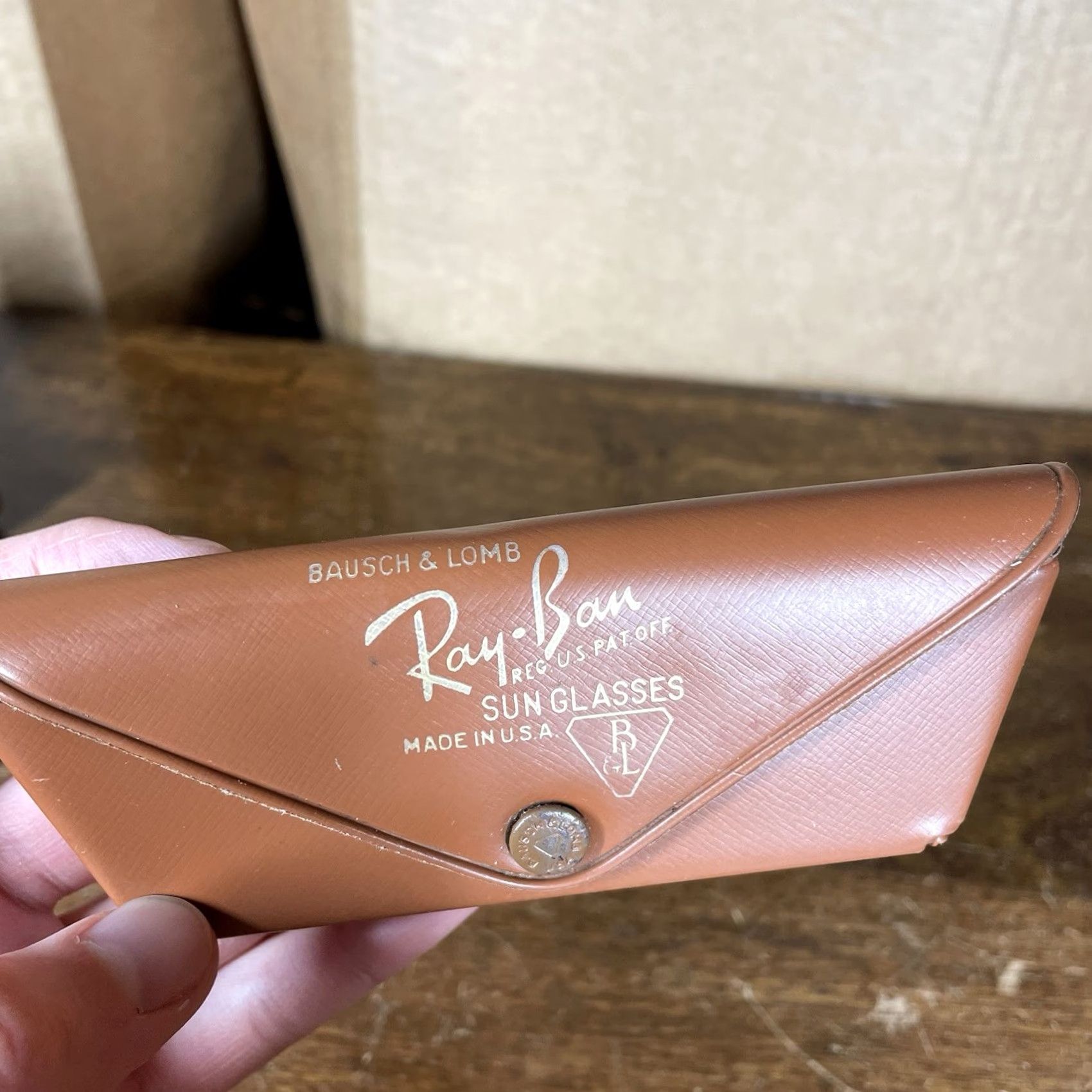 Vintage VINTAGE Ray-Ban Sunglasses Clip On Case Belt Vinyl WWII Military/Landgirl Gold Unisex Adult 1950s 1940s Bausch & Lomb Size ONE SIZE - 3 Thumbnail