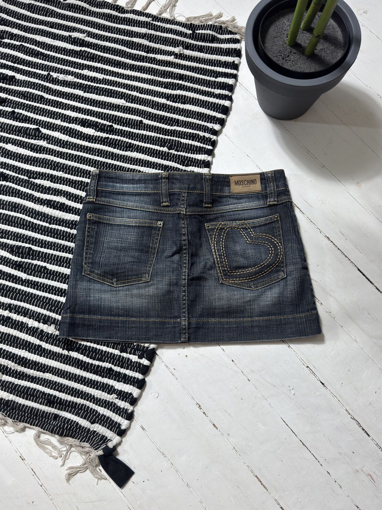Moschino VINTAGE MOSCHINO JEANS WASHED STYLE MINI DENIM SKIRT Size 28" / US 6 / IT 42 - 2 Thumbnail