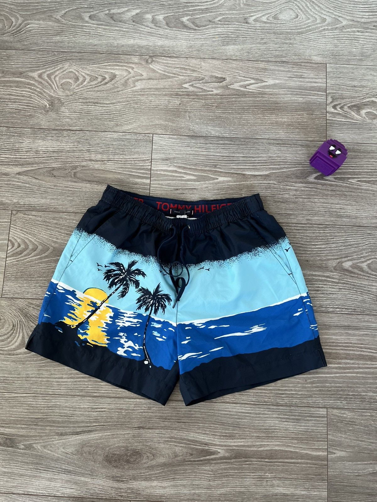 Tommy Hilfiger Tommy Hilfiger Overprinted Bahama Beach Swimming Shorts Size US 30 / EU 46 - 2 Thumbnail