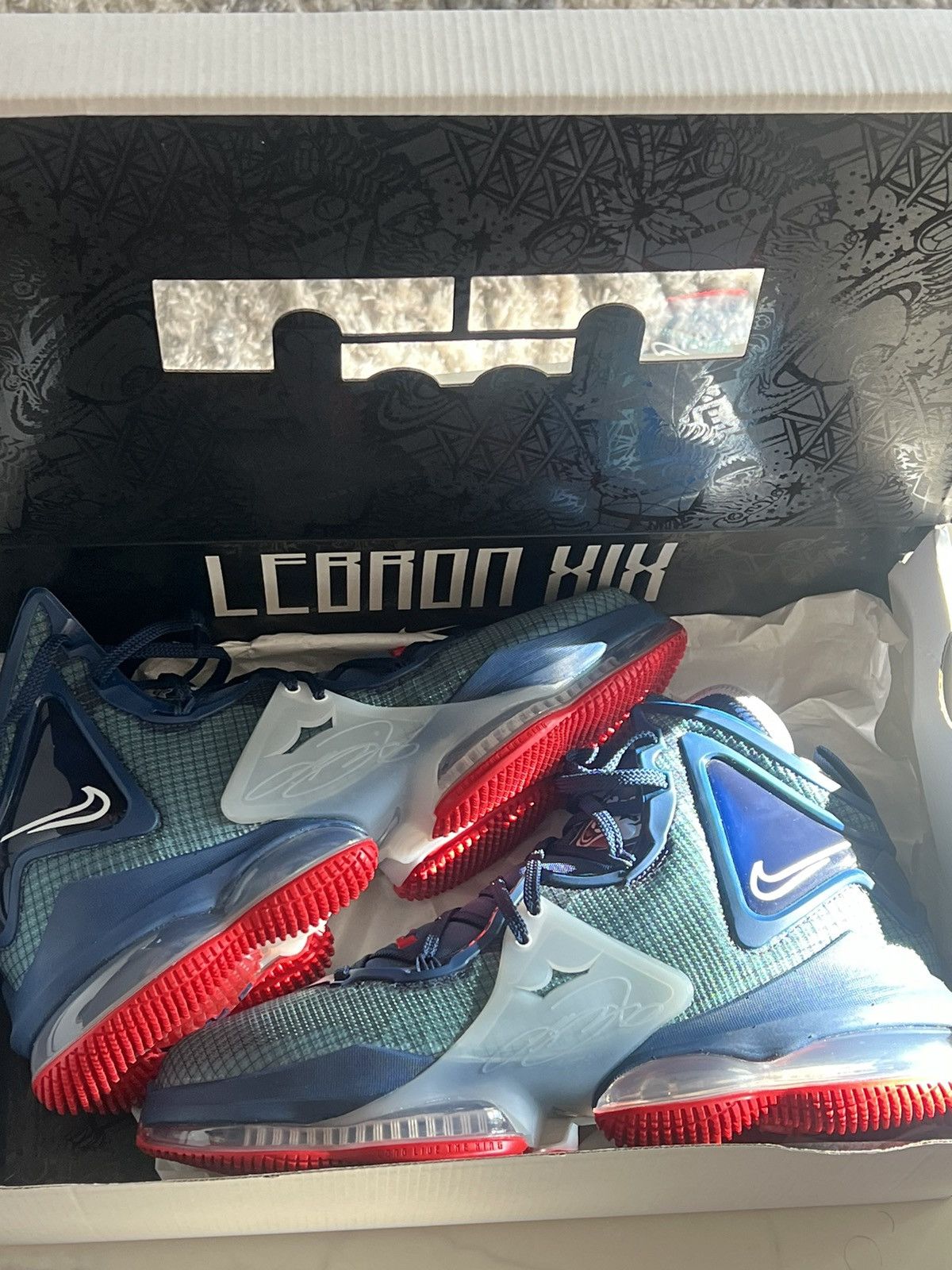 Nike Lebron 19: UCONN Huskies Away PE Size US 10.5 / EU 43-44 - 1 Thumbnail