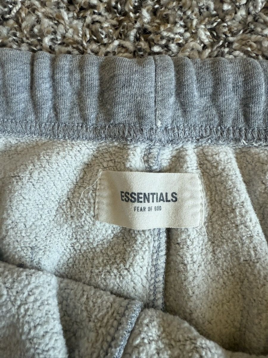 Essentials Grey Fear of God Essentials first release sweatpants Size US 33 - 3 Thumbnail
