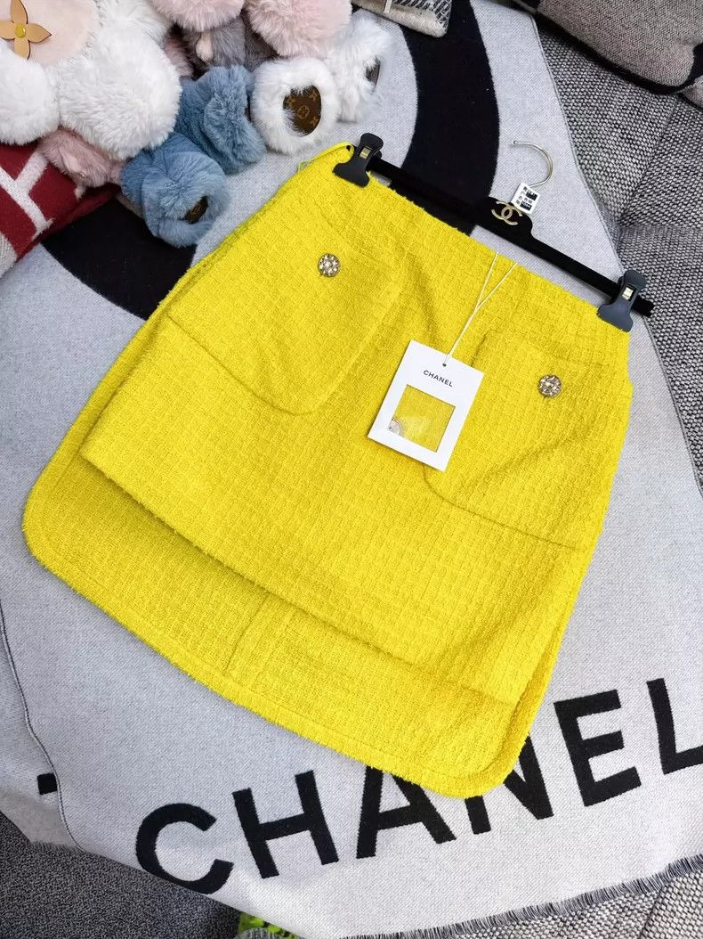Chanel Chanel 22s bright yellow two-pocket skirt short skirt Size 24" / US 00 / IT 34 - 1 Thumbnail