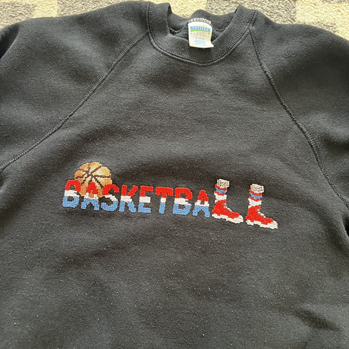Vintage vintage 90s basketball embroidered sweater Size US S / EU 44-46 / 1 - 2 Thumbnail