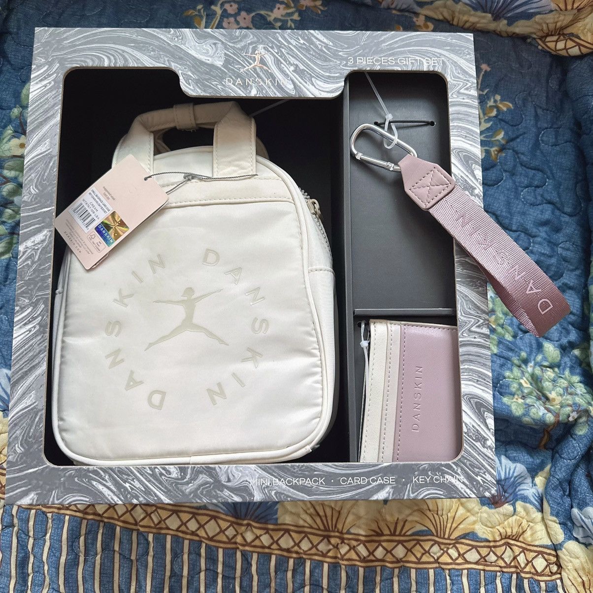 Designer $60 Danskin CREAM SMALL BACKPACK + CARD CASE + KEY CHAIN 3pc Size ONE SIZE - 1 Thumbnail