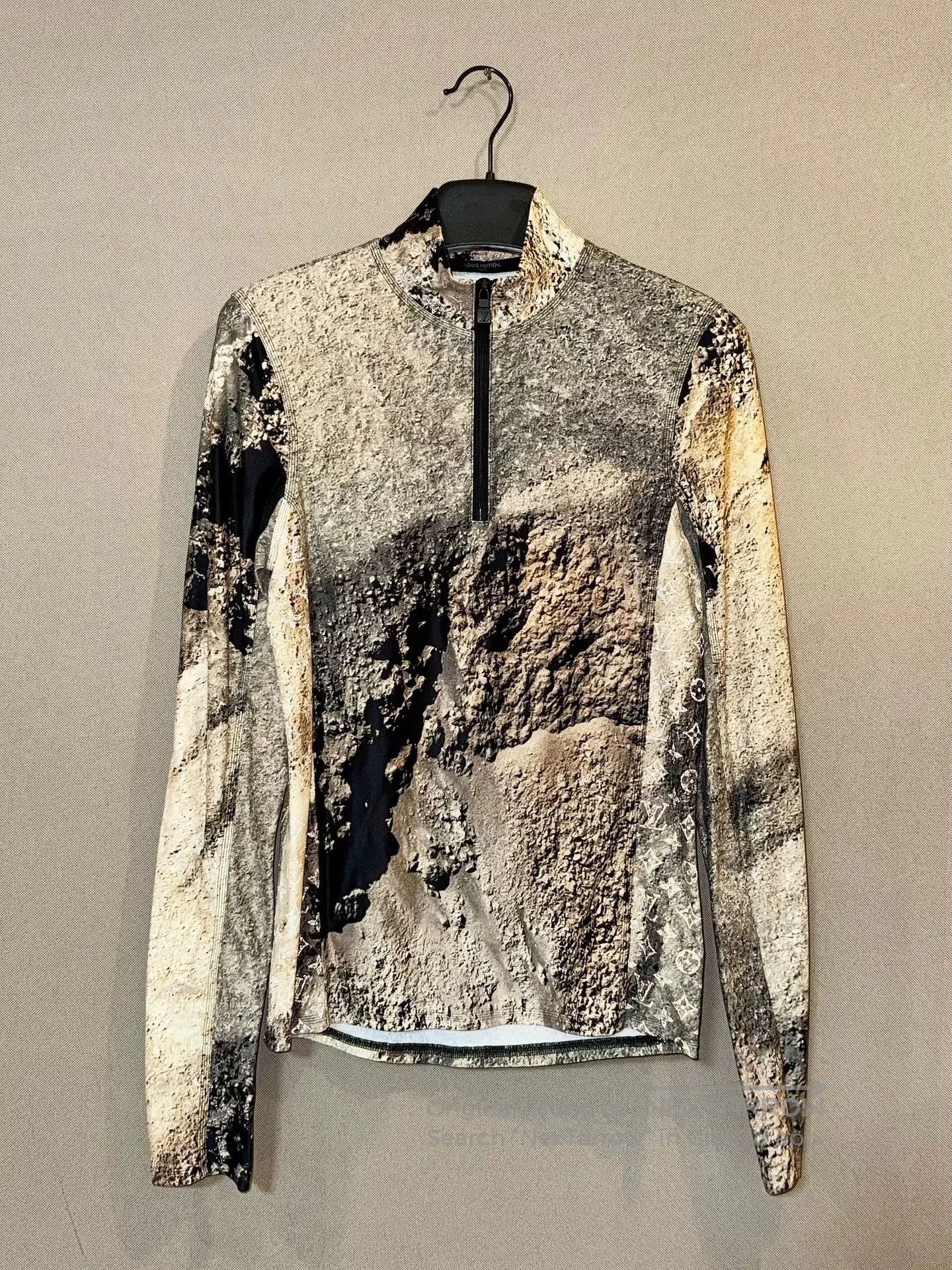 Louis Vuitton Louis Vuitton Monogram Reflective Quick-Dry Top. Size US L / EU 52-54 / 3 - 1 Thumbnail