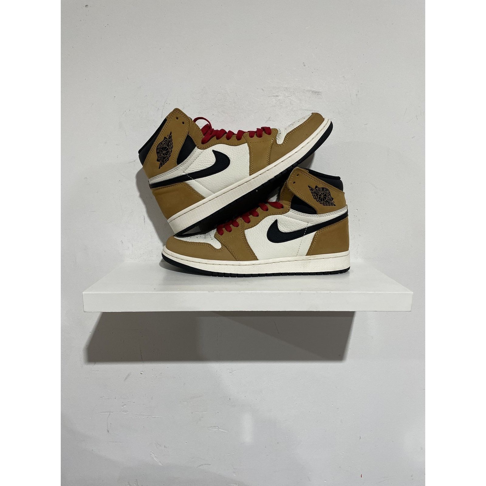 Jordan Brand JORDAN 1 RETRO ROOKIE OF THE YEAR SIZE 9 PREOWNED Size US 9 / EU 42 - 1 Thumbnail