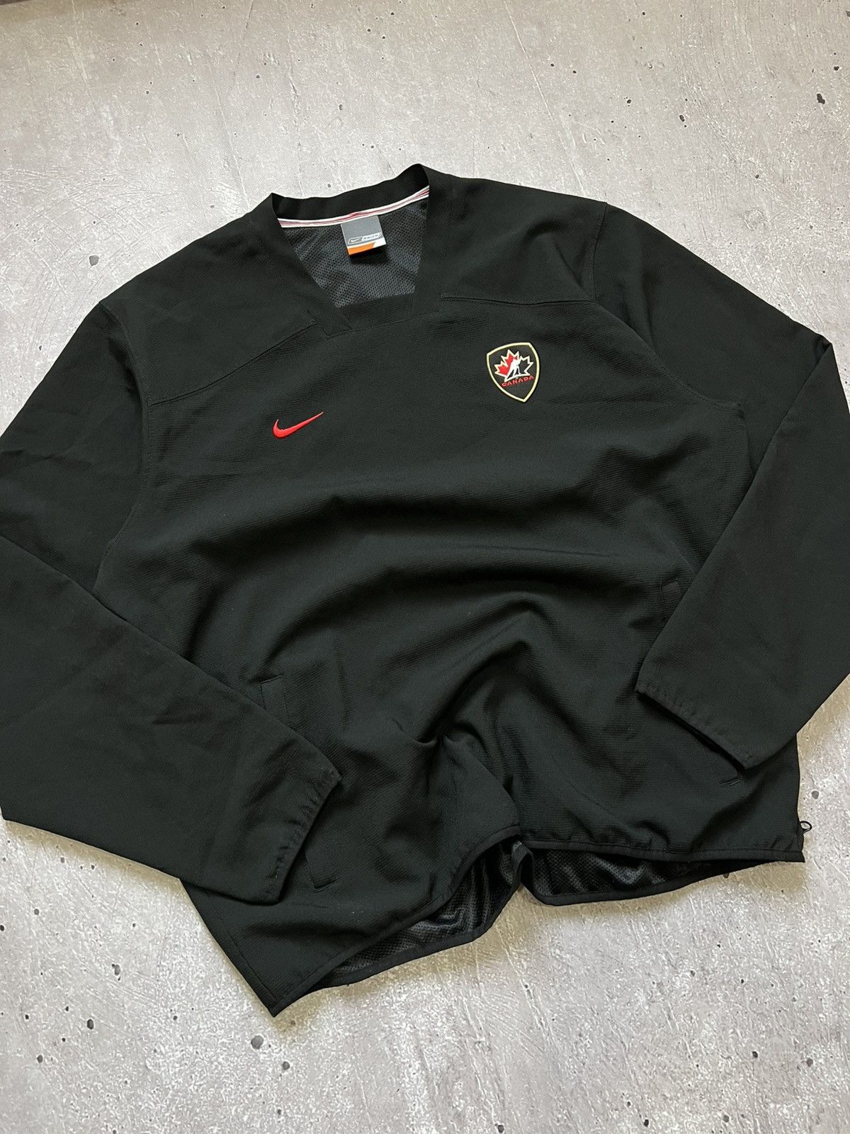 Nike Vintage Nike Canada Ice Hockey Train Sweatshirt Mens Size L Size US L / EU 52-54 / 3 - 1 Thumbnail