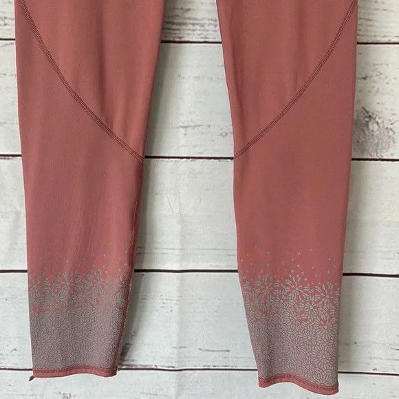 Fabletics FABLETICS Mid-Rise Statement Ultracool Legging Capri Size 30" / US 8 / IT 44 - 5 Thumbnail