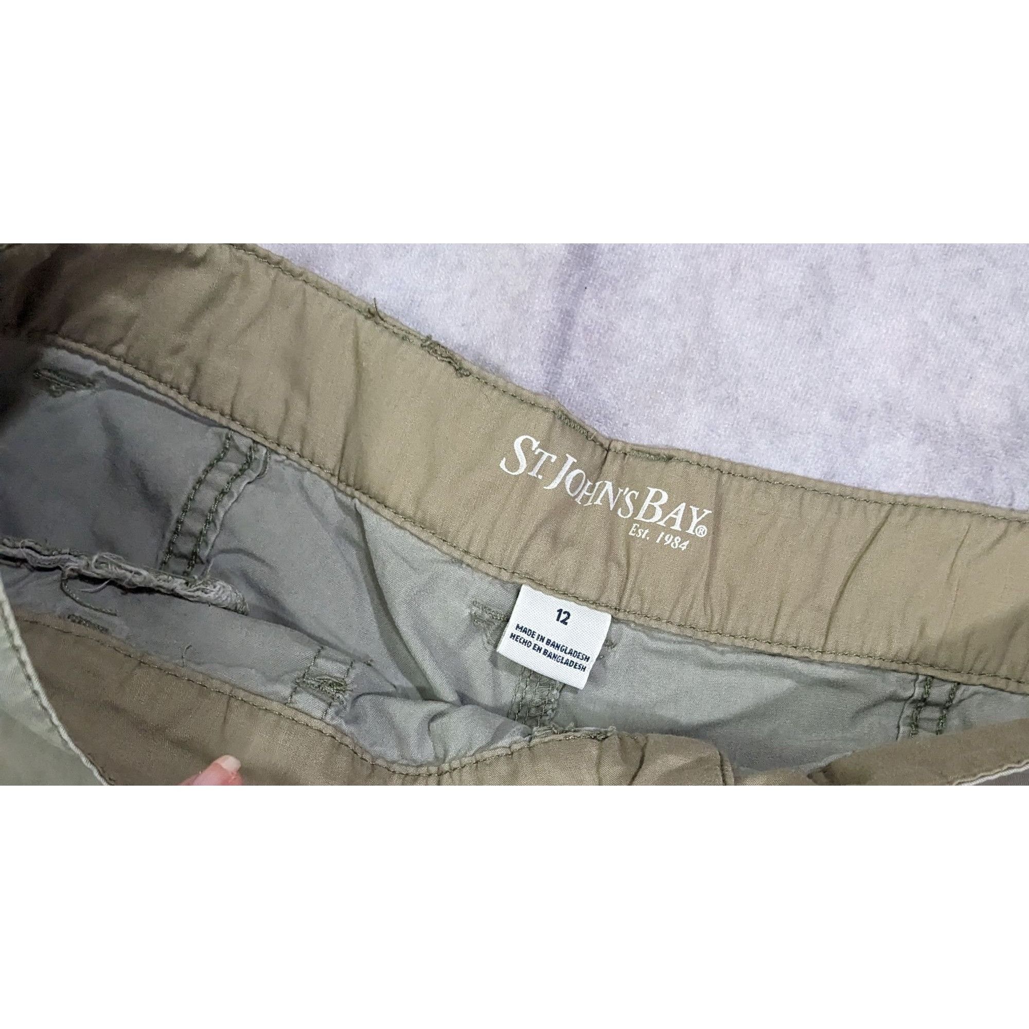 St. Johns Bay Preppy Casual Grey Capris by St. John's Bay Size 34" / US 12 / IT 48 - 6 Thumbnail