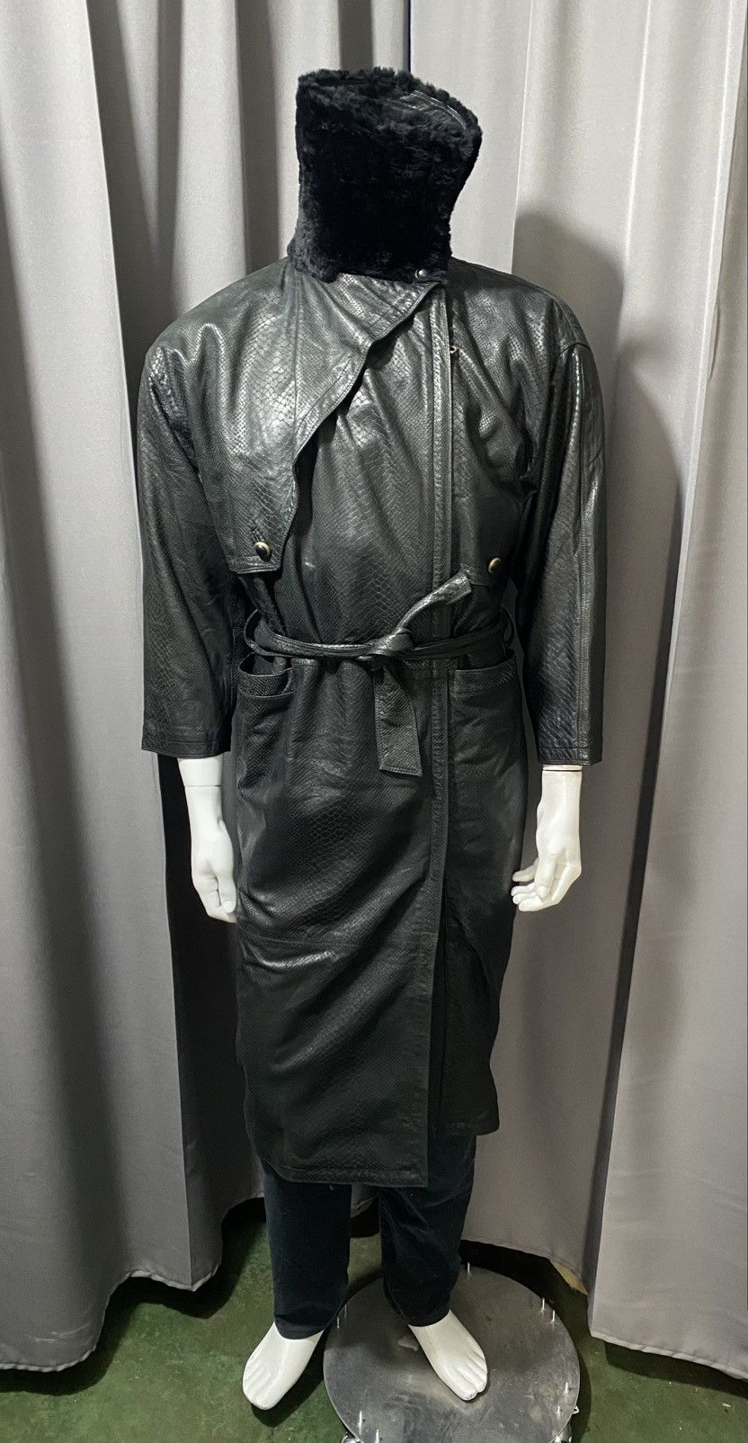 Versace 1990s Gianni Versace Snakeskin Embossed Leather Coat Size US L / EU 52-54 / 3 - 17 Thumbnail