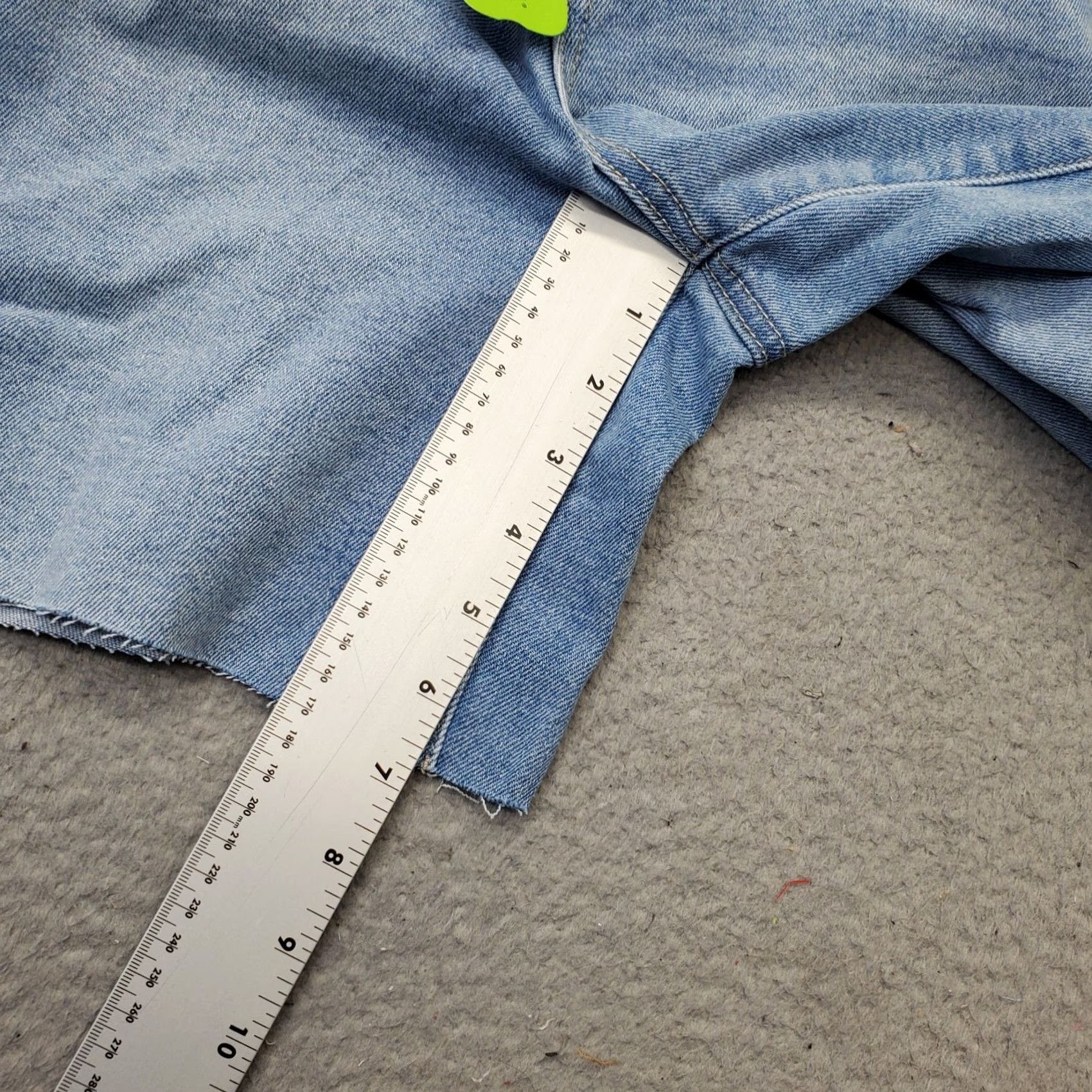 Vintage 1822 Denim Women's 6 Bermuda Shorts Blue 5-Pocket High Rise Mid Thigh Ripped Raw Hem Size 28" / US 6 / IT 42 - 4 Thumbnail
