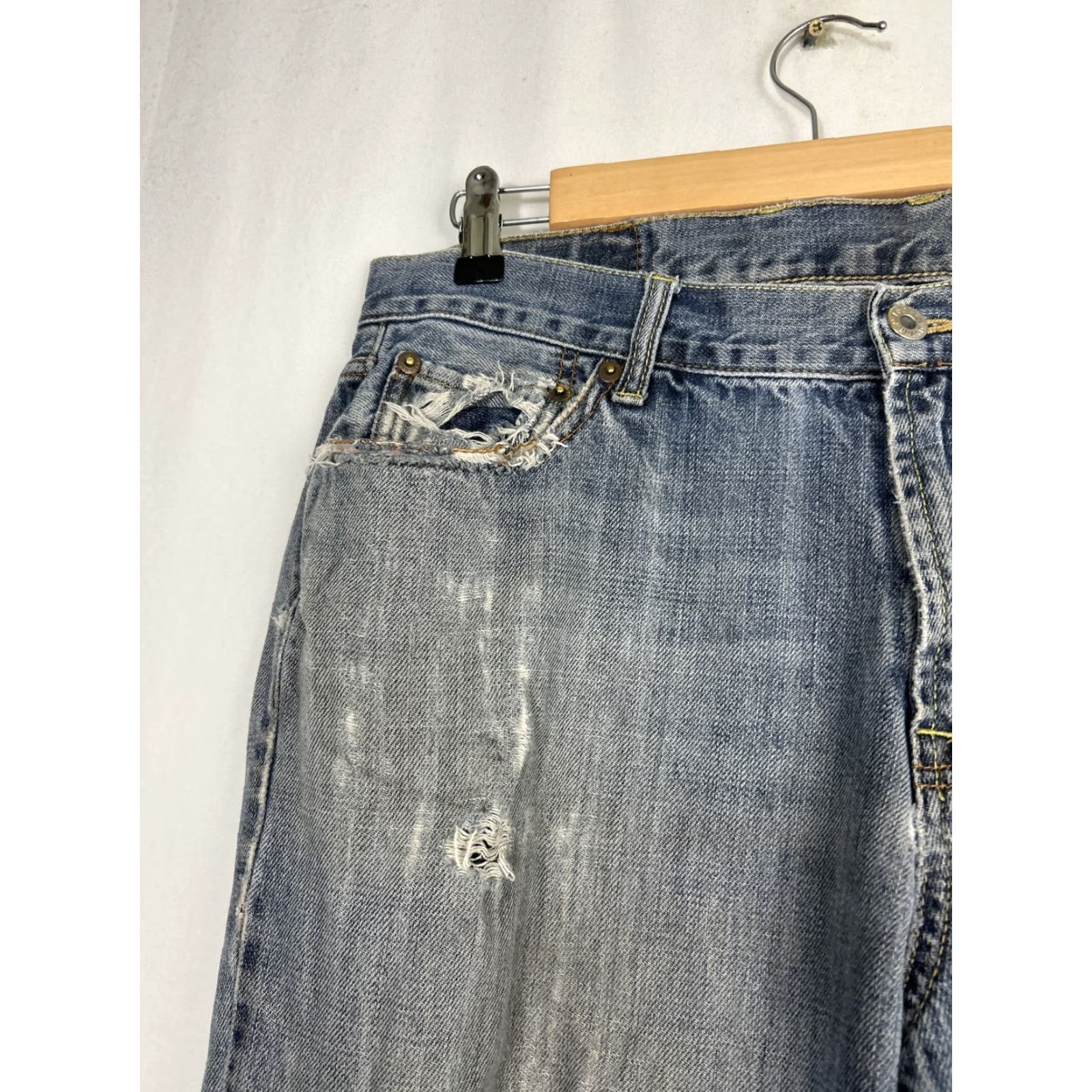 Lucky Brand Lucky Brand Jeans Distressed Medium Wash Straight Leg Relaxed 34x29 Blue Mens Regular Inseam 29 Adults 34 Size 34 Size US 34 / EU 50 - 4 Thumbnail