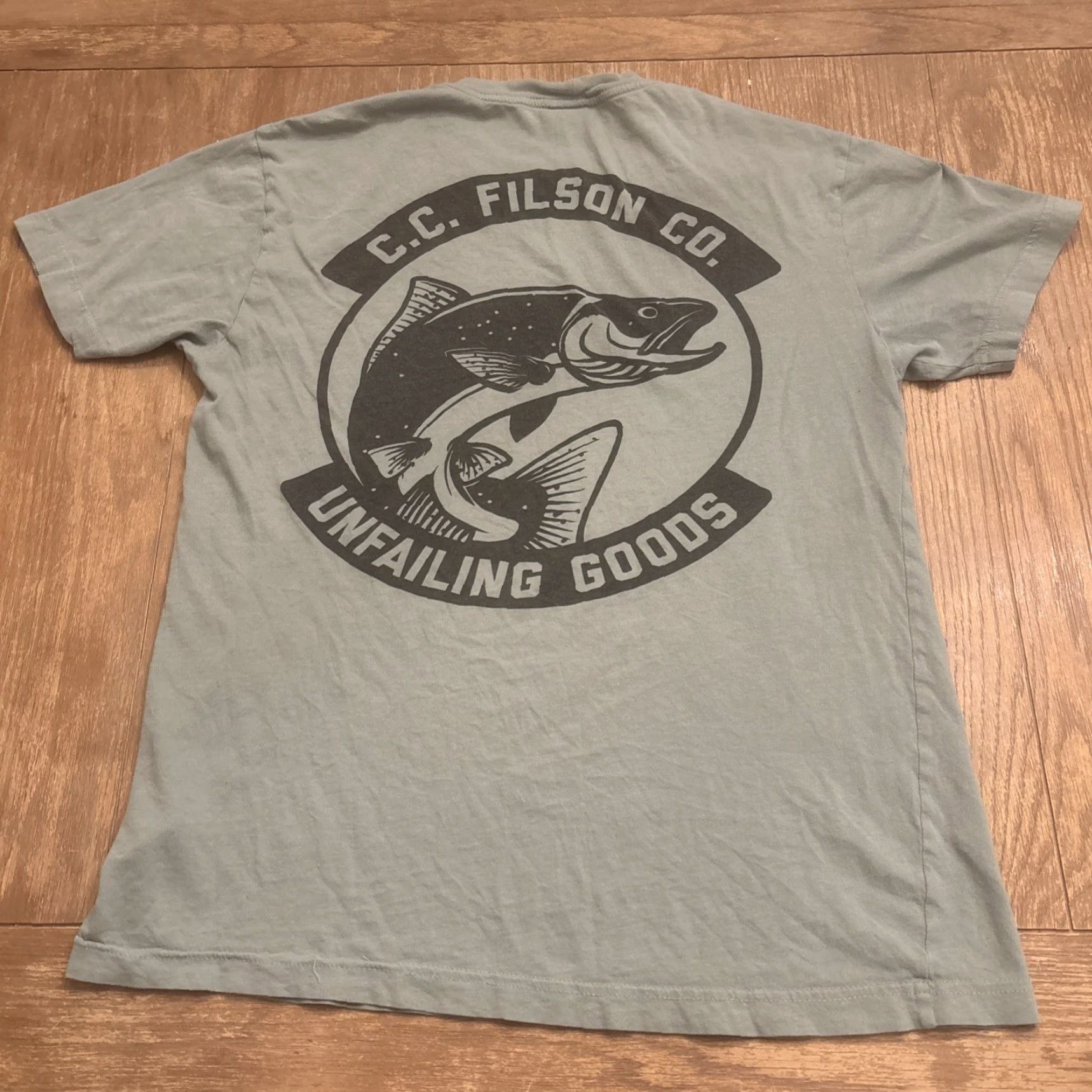 Filson Filson T Shirt Alaskan Outdoors Fish Green XS EUC Men Shirt XS Green Fish VINTAGE? Size US XS / EU 42 / 0 - 4 Thumbnail