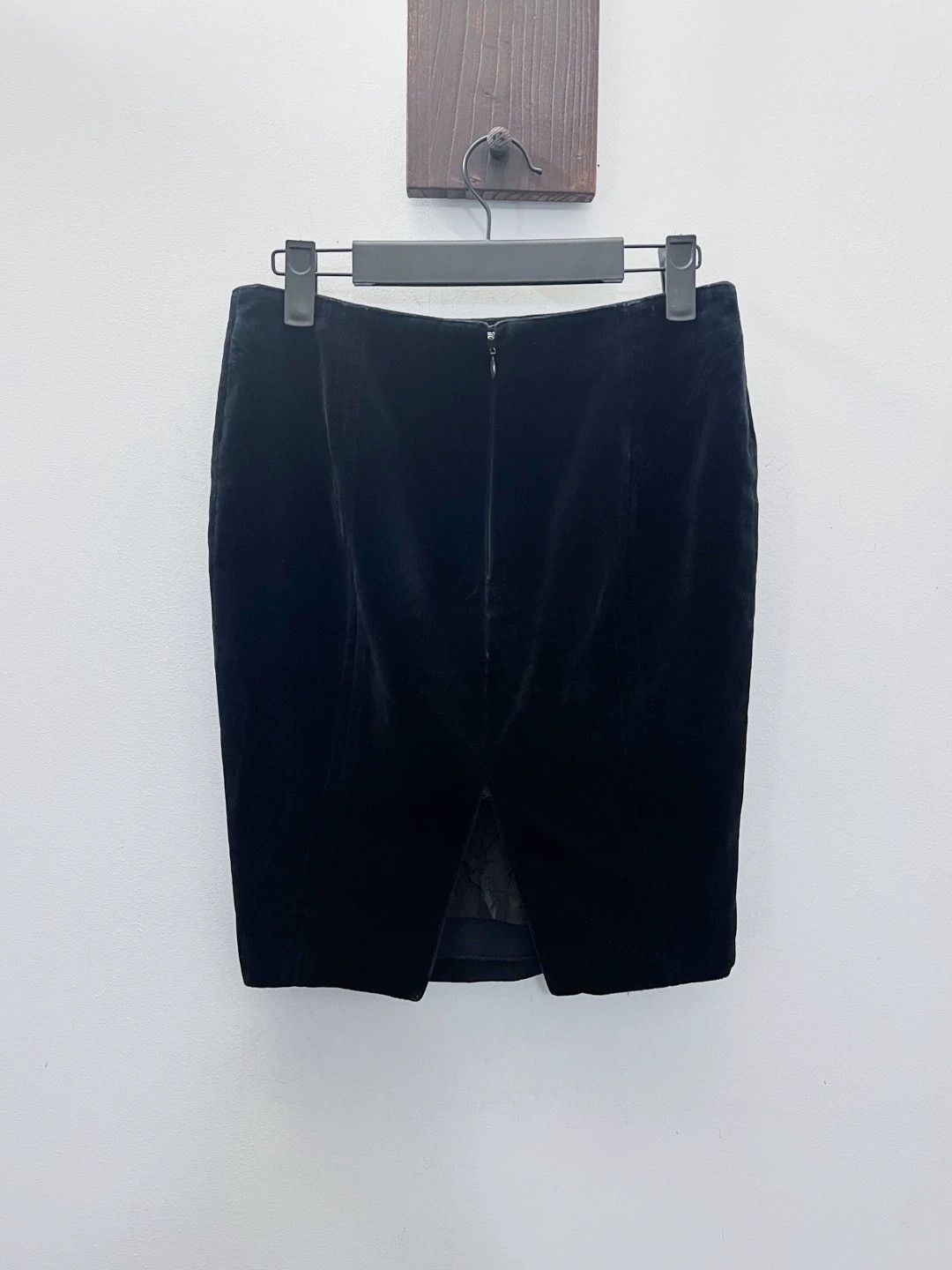 Burberry Burberry Vintage Velvet Embroidered Bodycon Skirt Size 42 Size 28" / US 6 / IT 42 - 8 Thumbnail