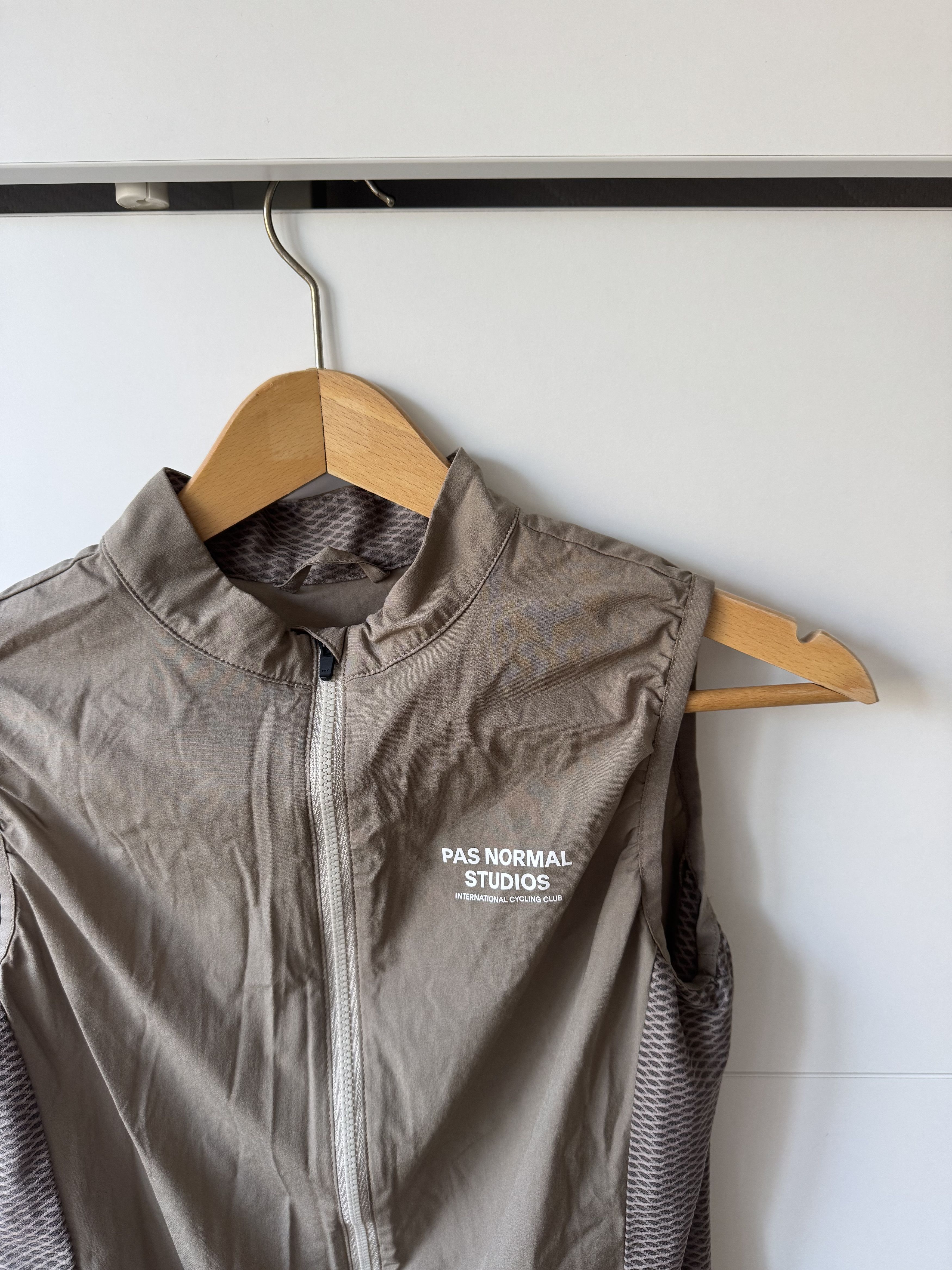 Pas Normal Studios [S] Mechanism Stow Away Gilet in Beige Size US S / EU 44-46 / 1 - 2 Thumbnail