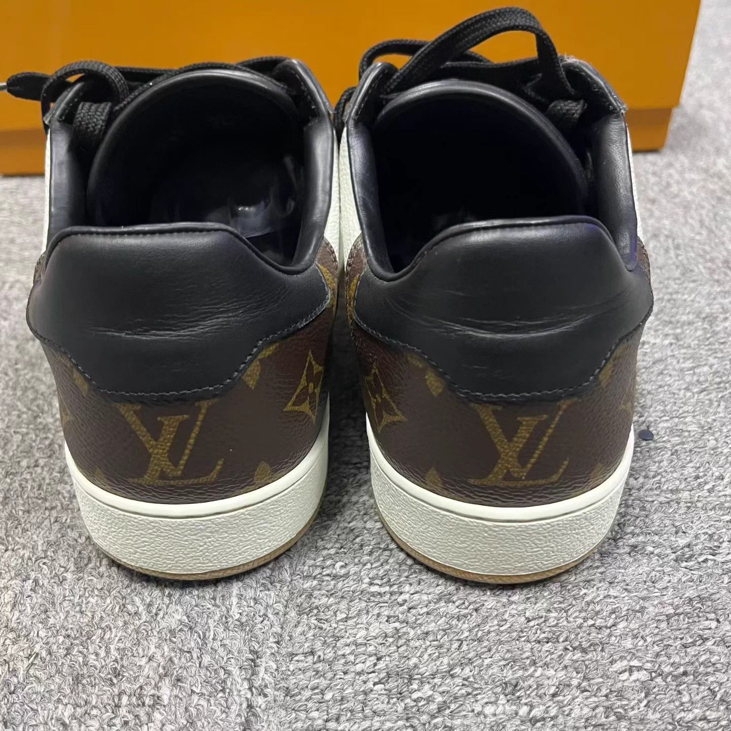 Louis Vuitton Louis Vuitton White Gray Canvas Low-top Sneakers 6.5 Size US 6.5 / IT 36.5 - 4 Thumbnail