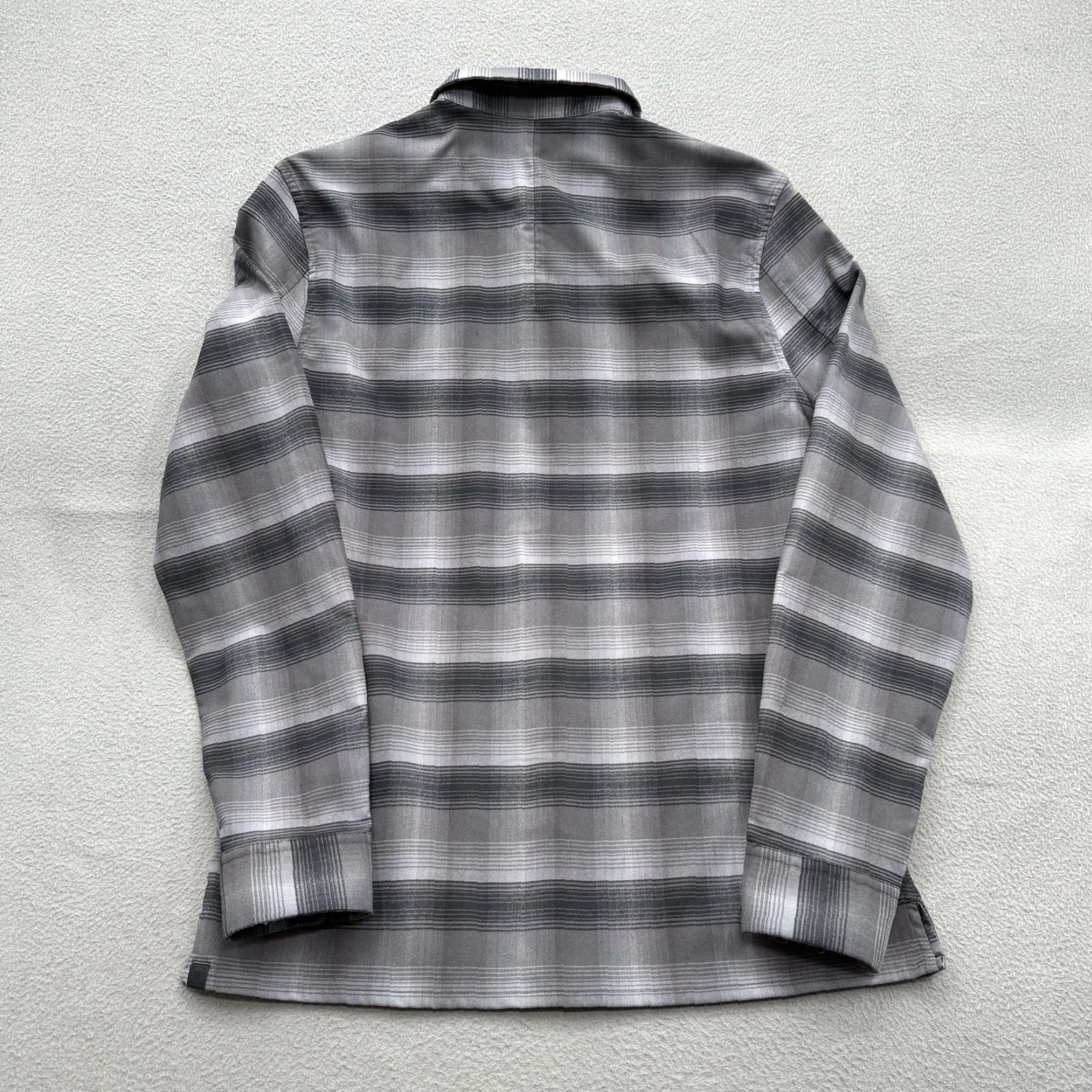 Lululemon Lululemon Shirt Mens Large Gray Plaid Button Up Long Sleeve Performance Stretch Size US L / EU 52-54 / 3 - 2 Thumbnail