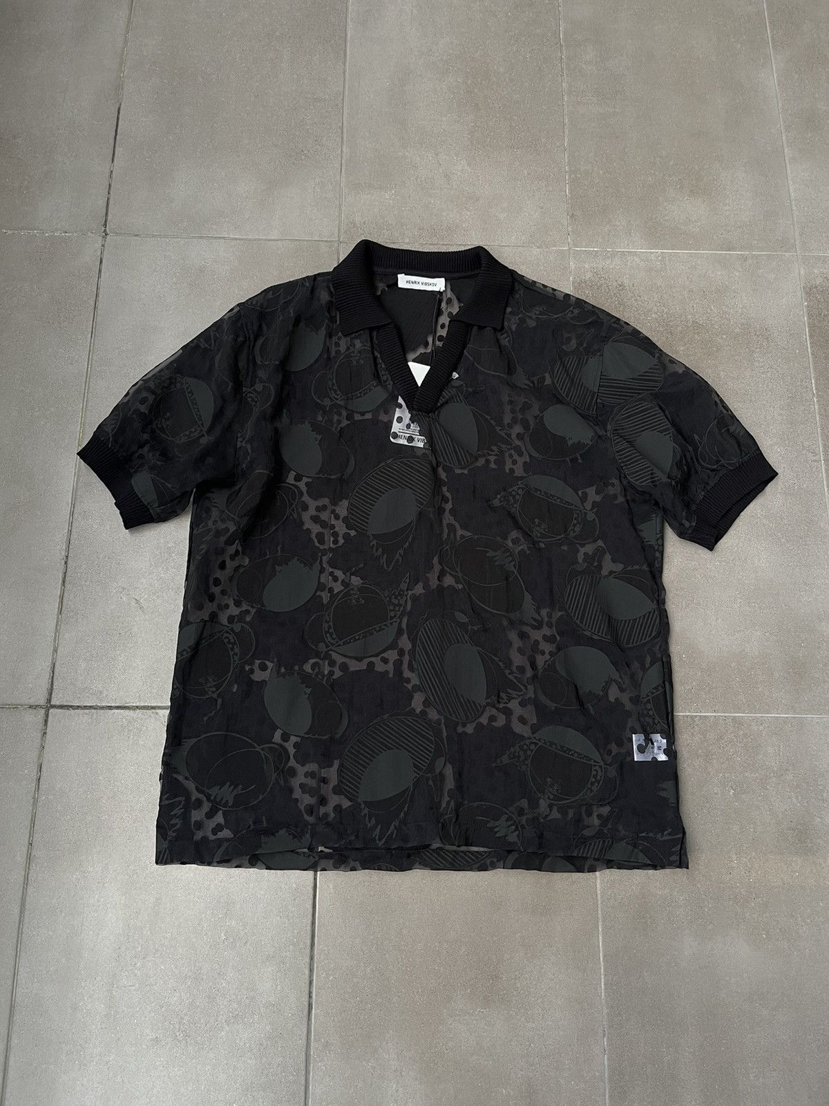 Henrik Vibskov !DS! SS23 Henrik Vibskov The BIG Polo Black Polo Tee Size US M / EU 48-50 / 2 - 9 Thumbnail