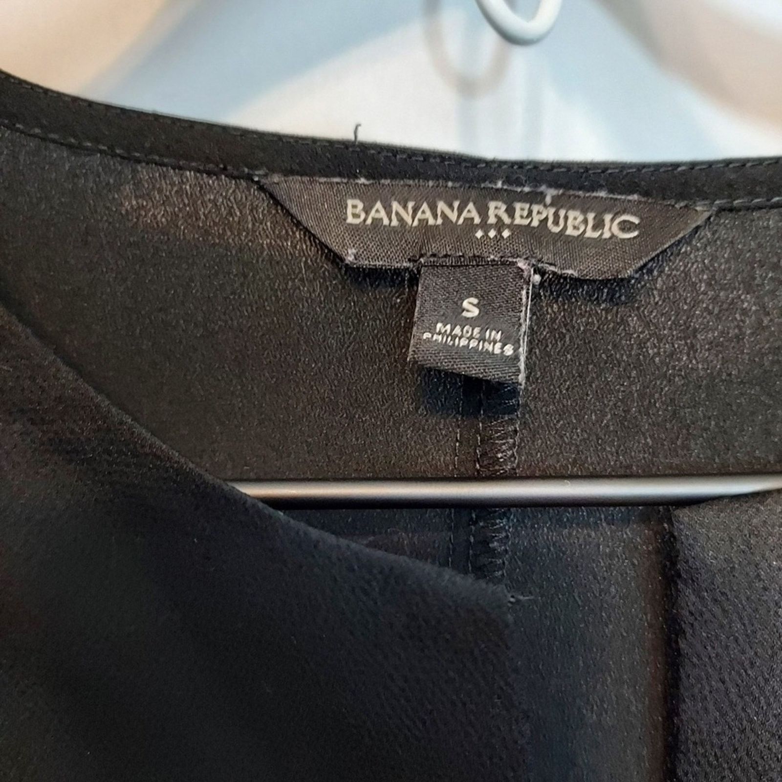 Banana Republic Banana Republic Black Lightweight V-Neck Shirt Blouse Top Size S / US 4 / IT 40 - 2 Thumbnail