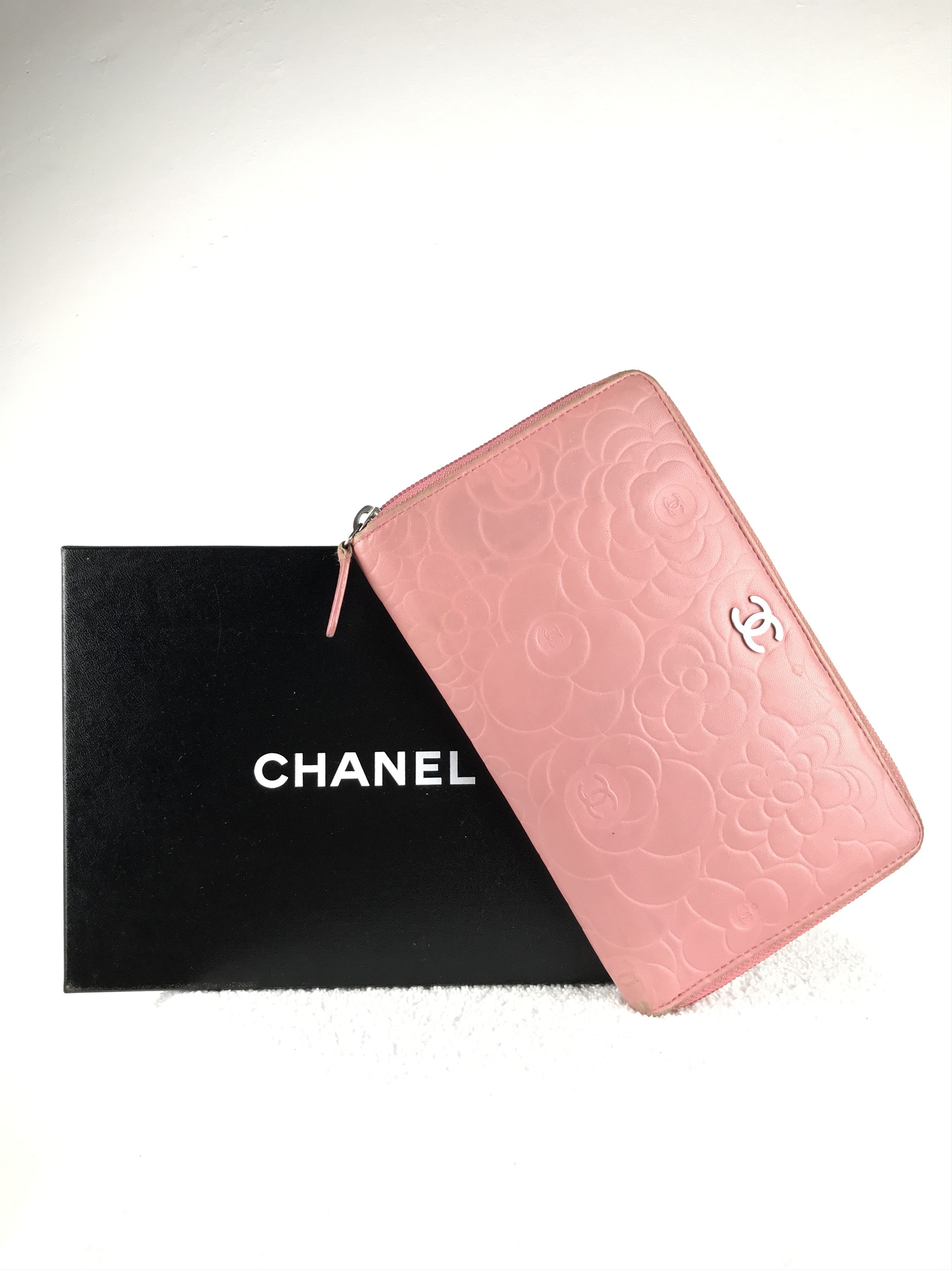 Chanel × Vintage Chanel Pink Embossed Camellia Wallet Zip Around With Box Size ONE SIZE - 2 Thumbnail