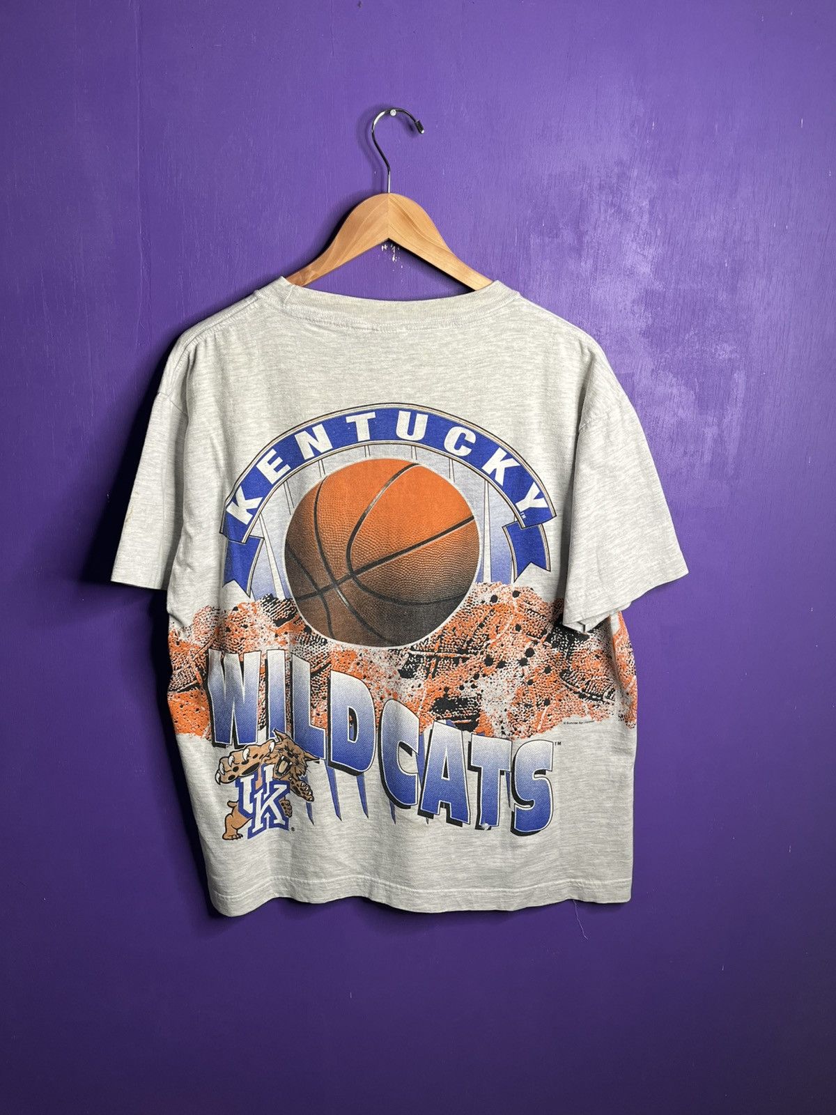 Vintage Vintage 90s Kentucky wildcats ball AOP t-shirt Size US L / EU 52-54 / 3 - 2 Thumbnail