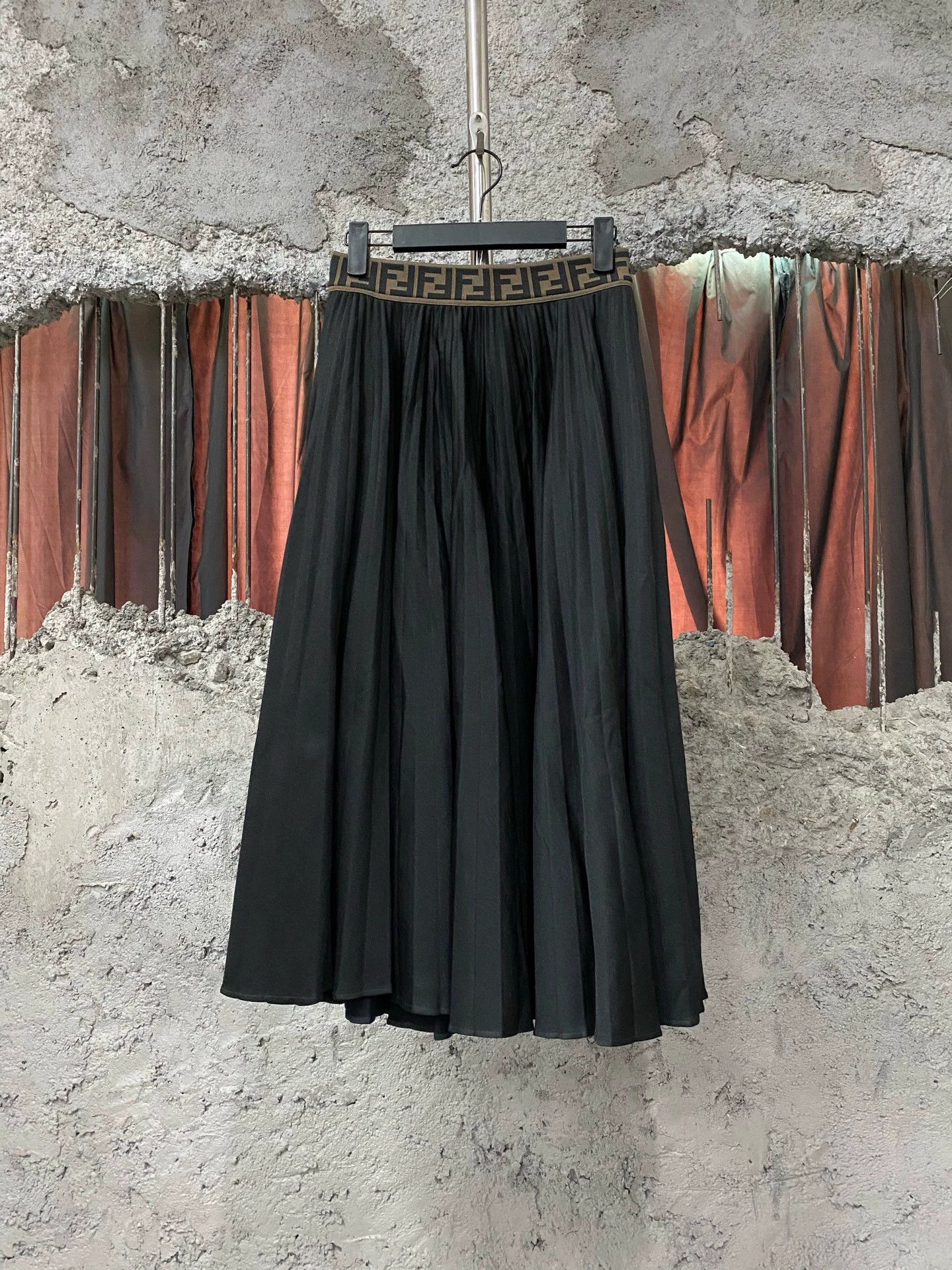 Fendi Fendi women's new size 40 skirt Size 28" / US 6 / IT 42 - 1 Thumbnail